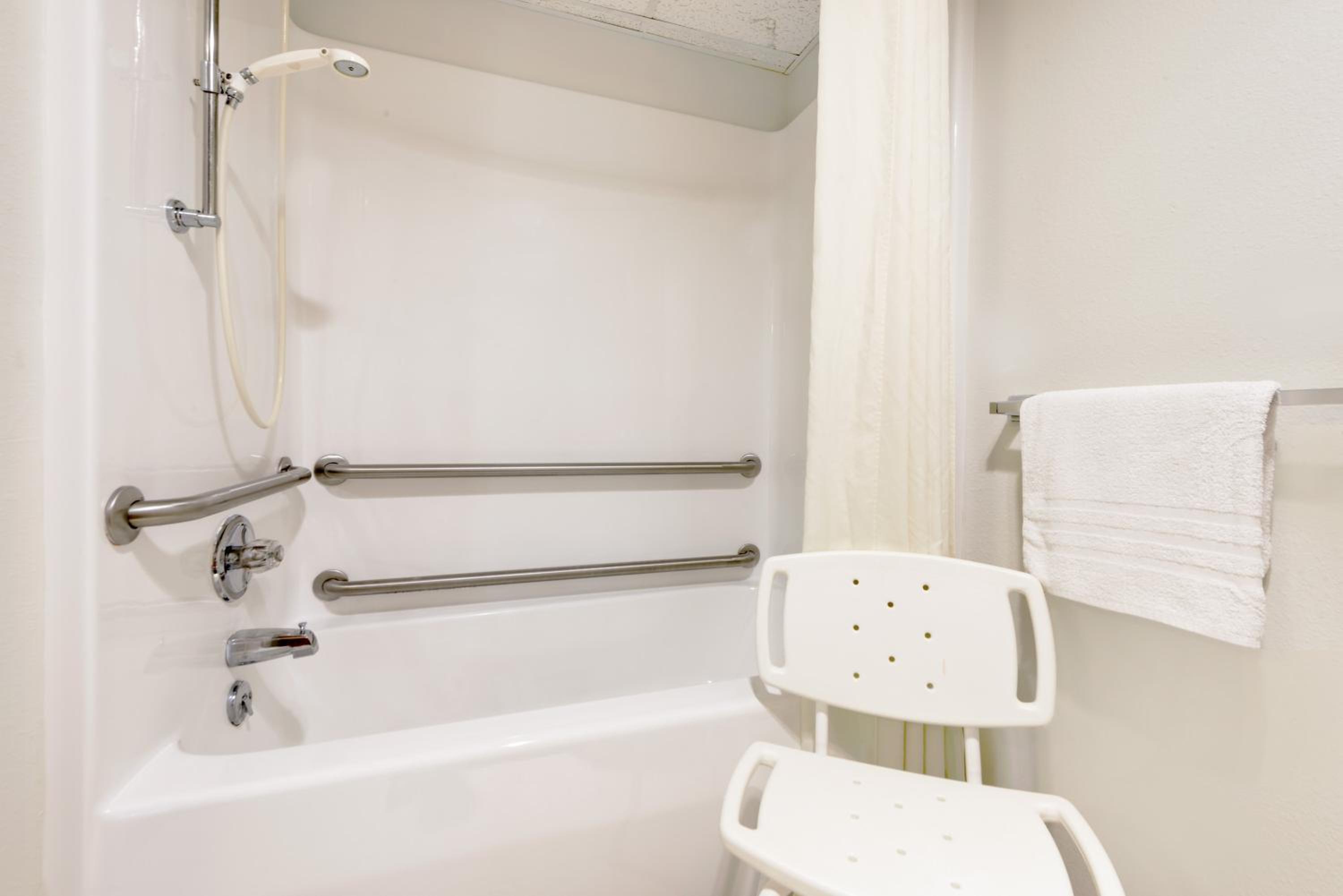 Queen Room - Mobility Access/Non-Smoking - Photo 11