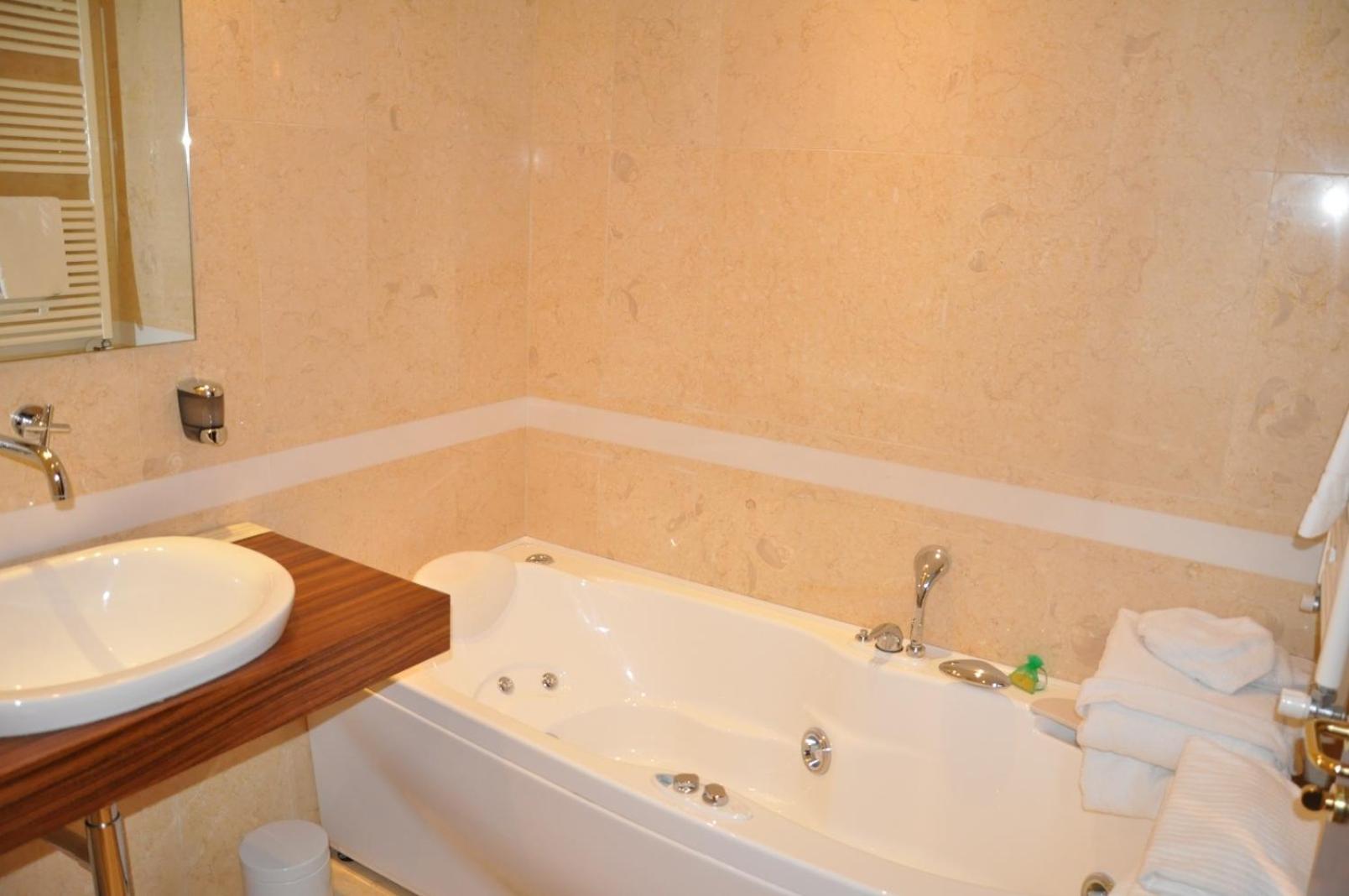 Deluxe Suite - Photo 3