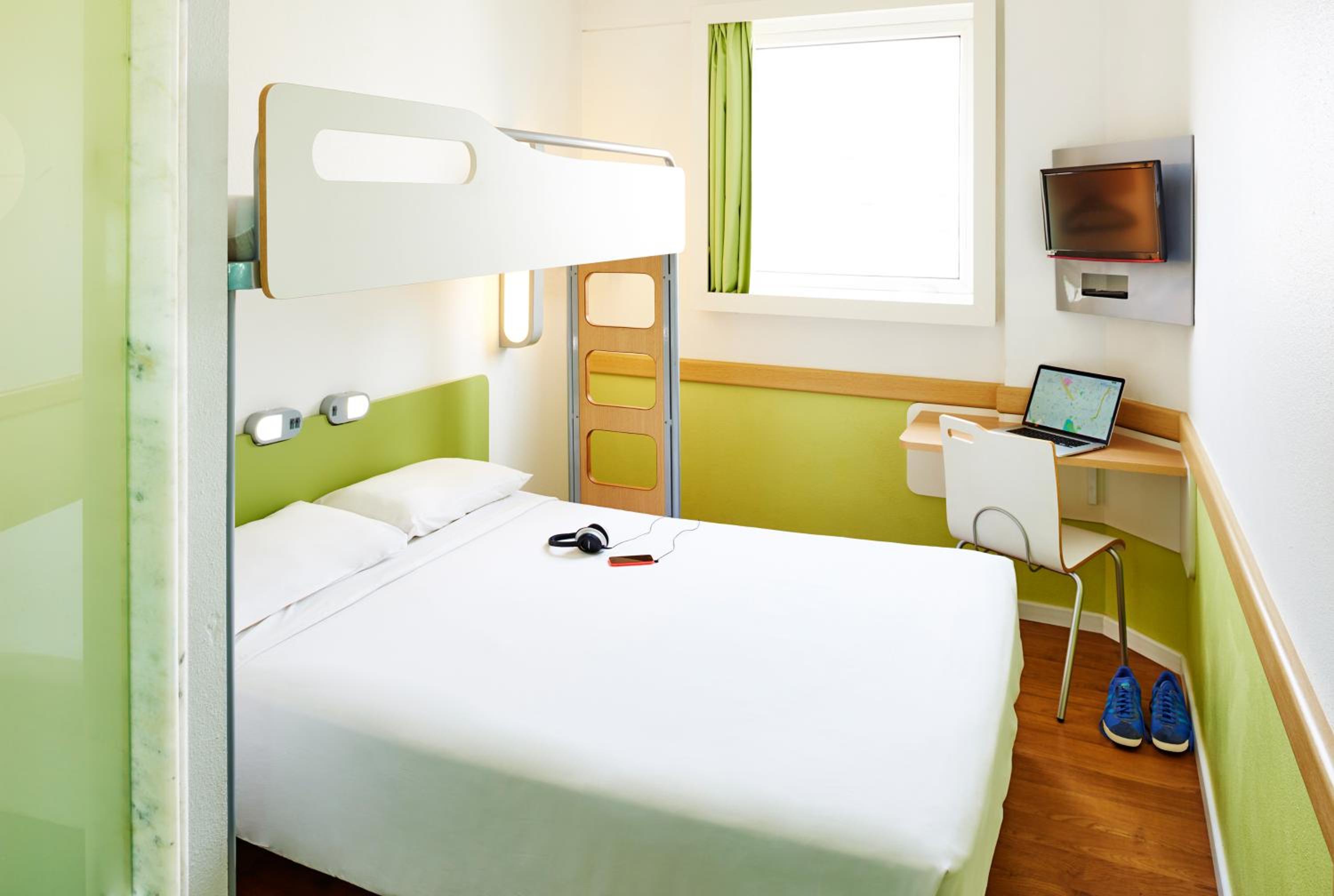 Standard Apartment with Overlapping Bed
