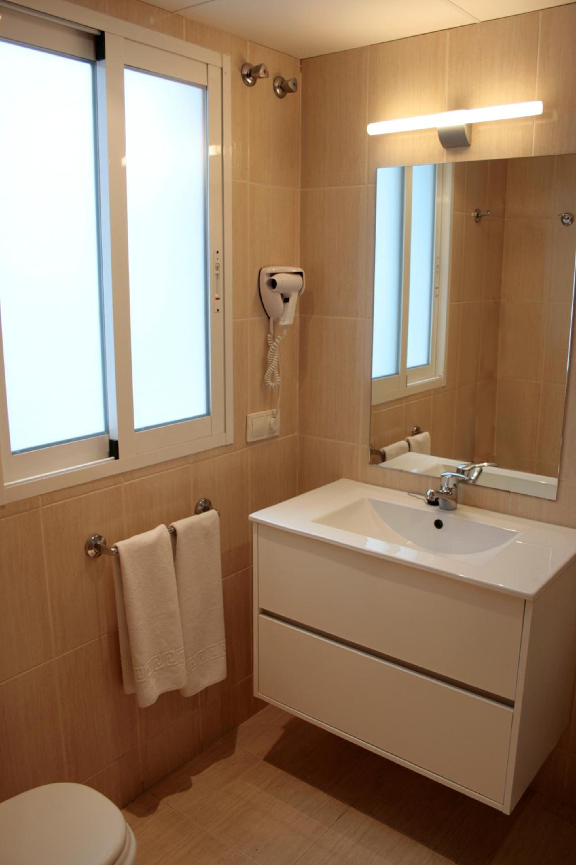 Standard One-Bedroom Apartment (2 Adults) - Photo 2