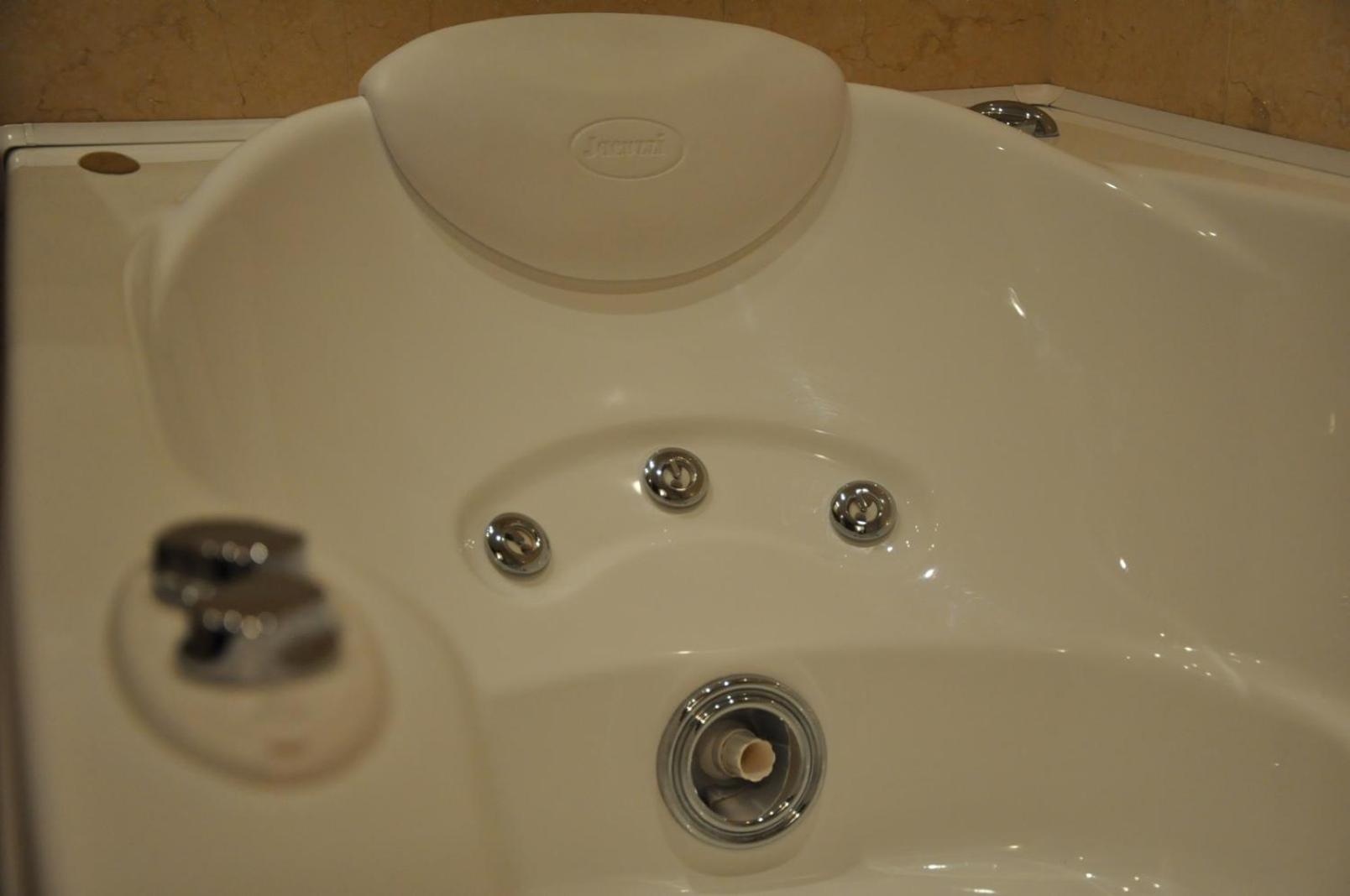 Deluxe Suite - Photo 6