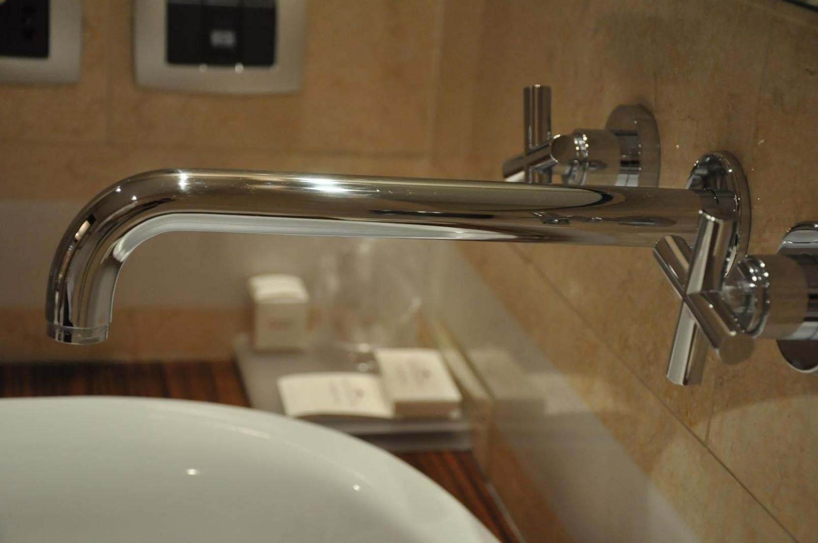 Deluxe Suite - Photo 7