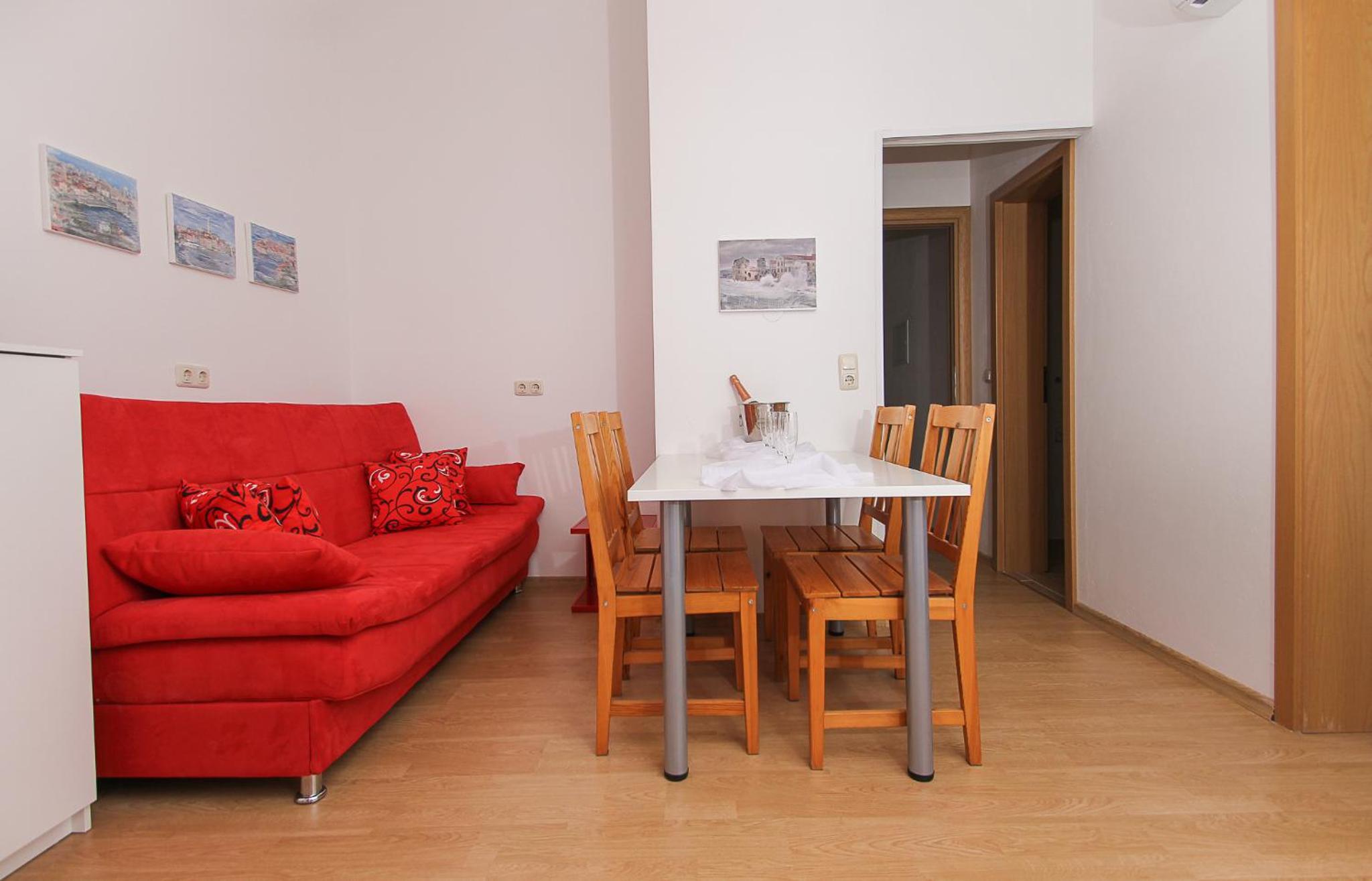 Apartment with Balcony - Photo 4
