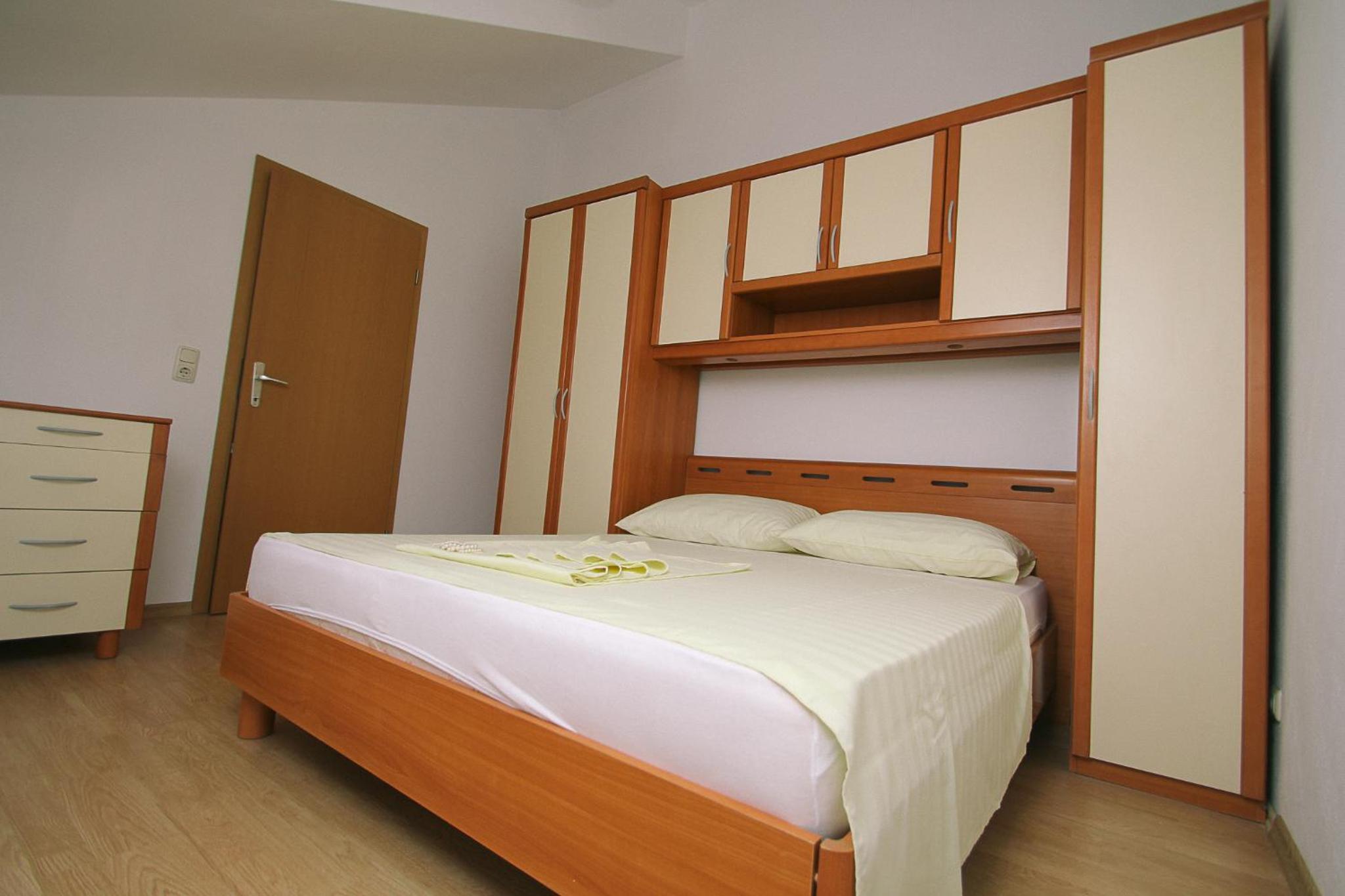 Apartment with Balcony - Photo 6