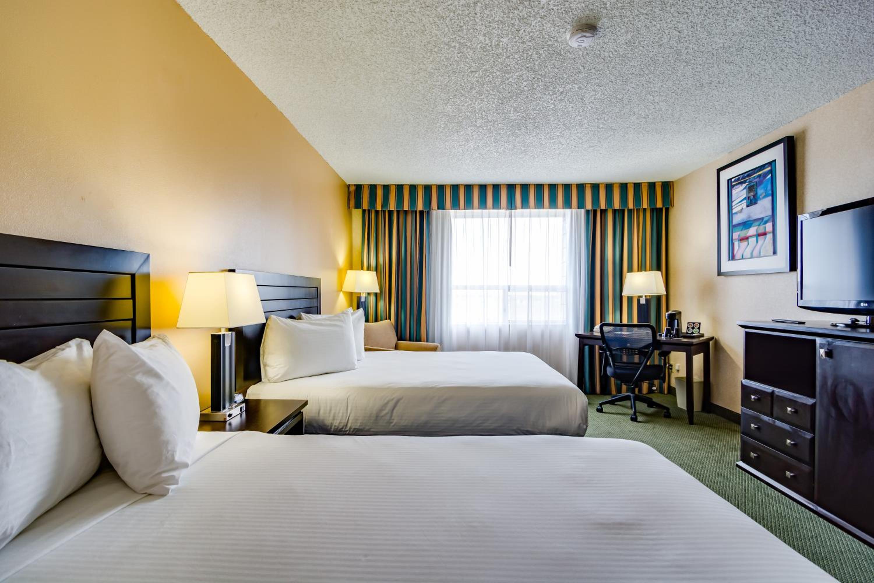 Standard Queen Room with Two Queen Beds - Photo 5