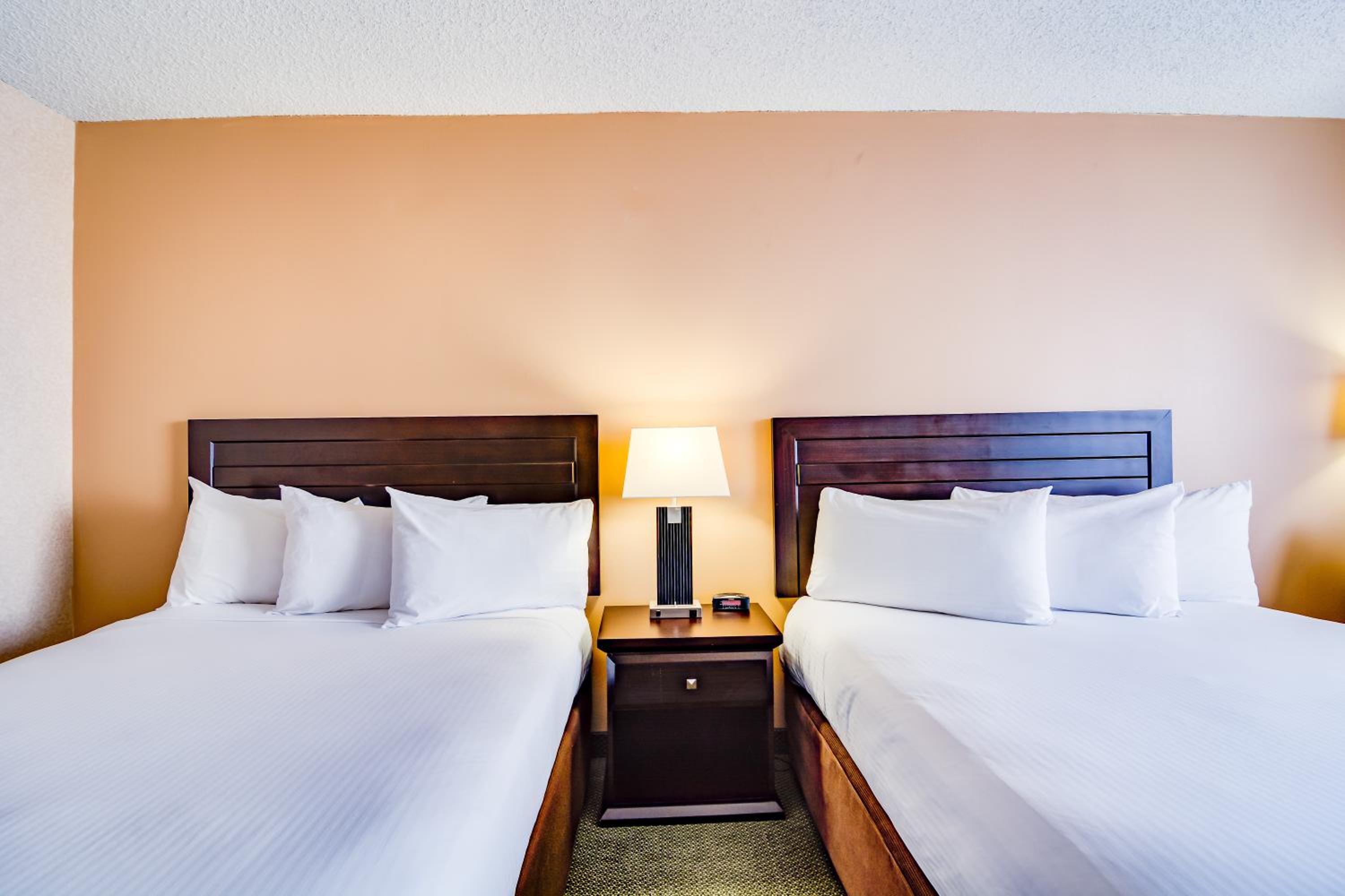 Standard Queen Room with Two Queen Beds - Photo 2