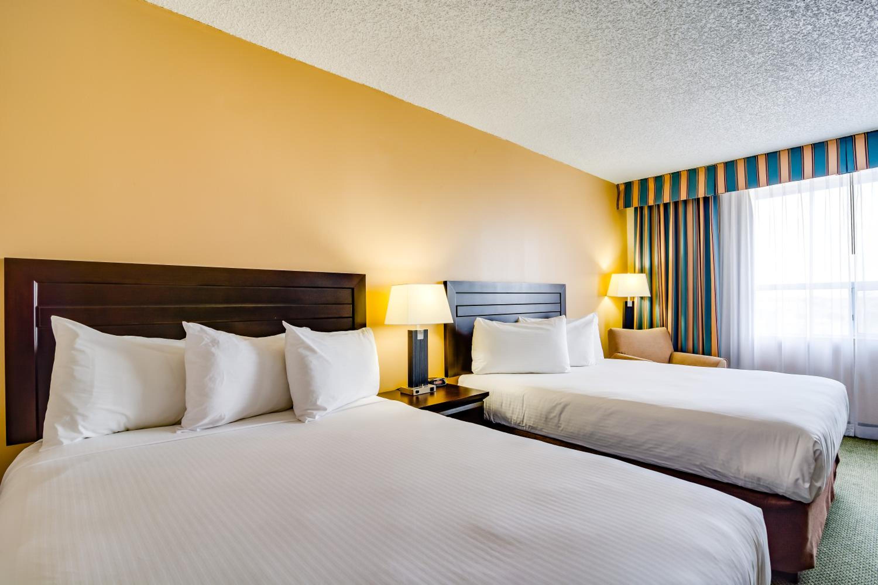 Standard Queen Room with Two Queen Beds - Photo 6