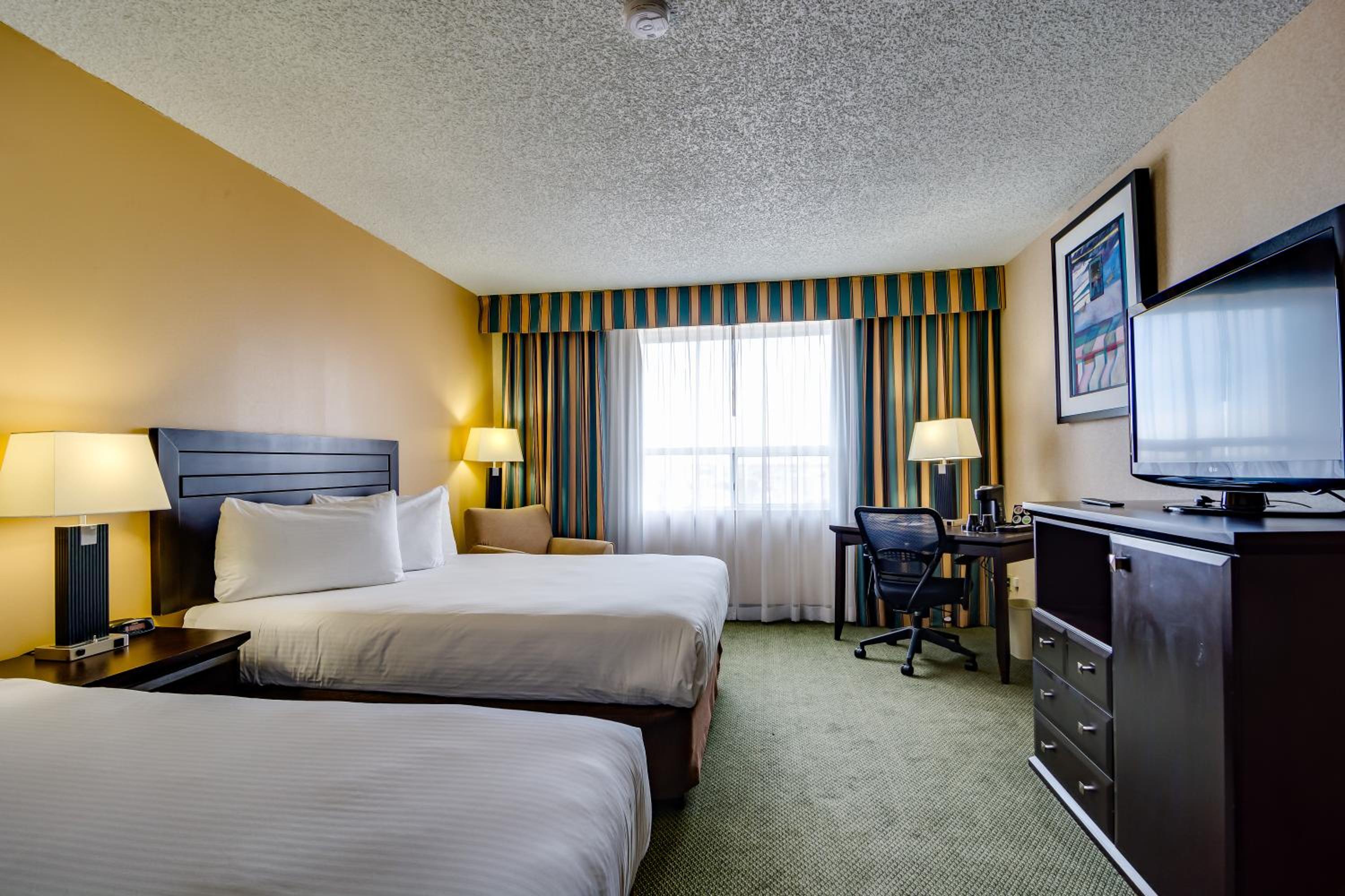 Standard Queen Room with Two Queen Beds - Photo 3