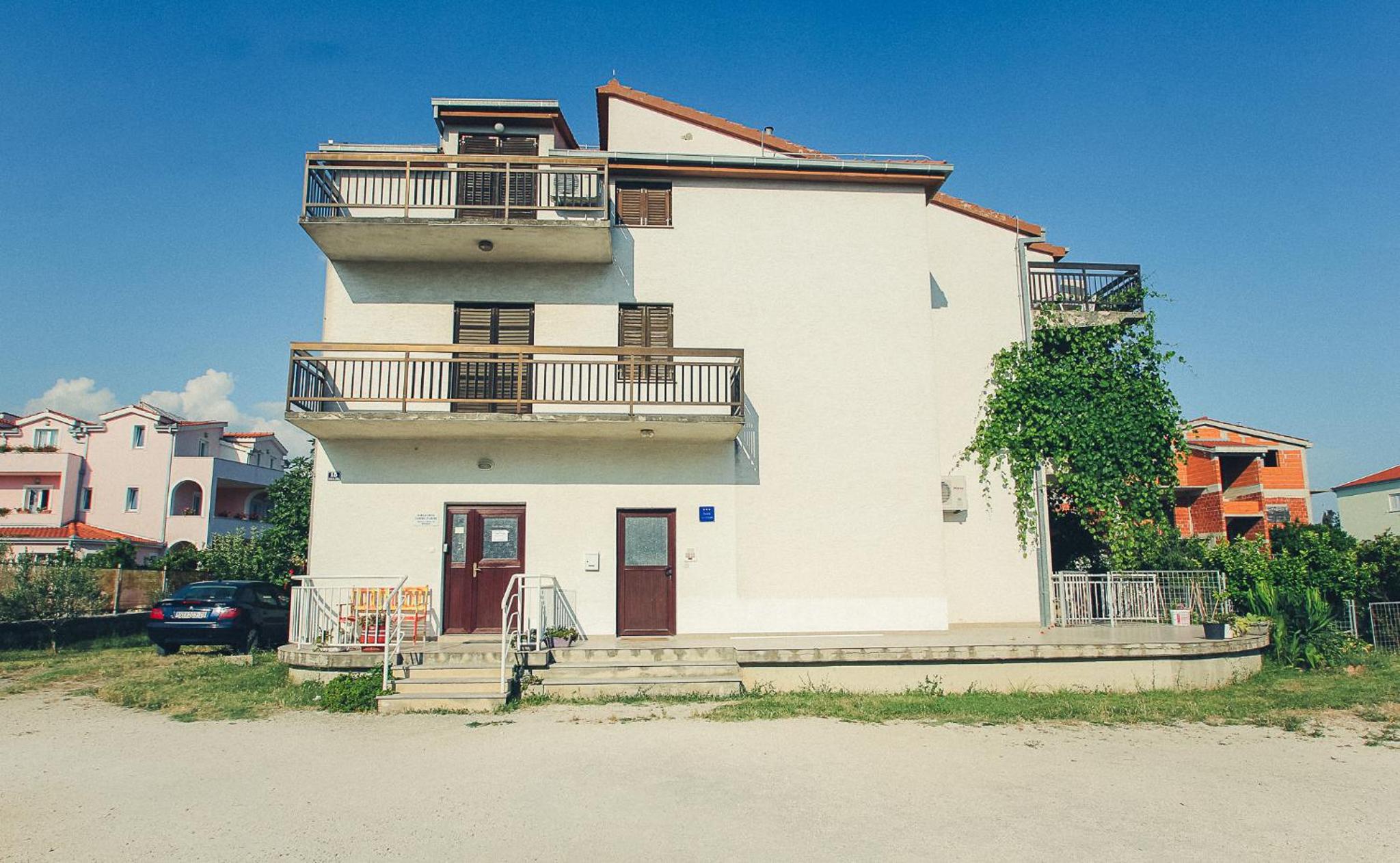 Apartment with Balcony - Photo 7