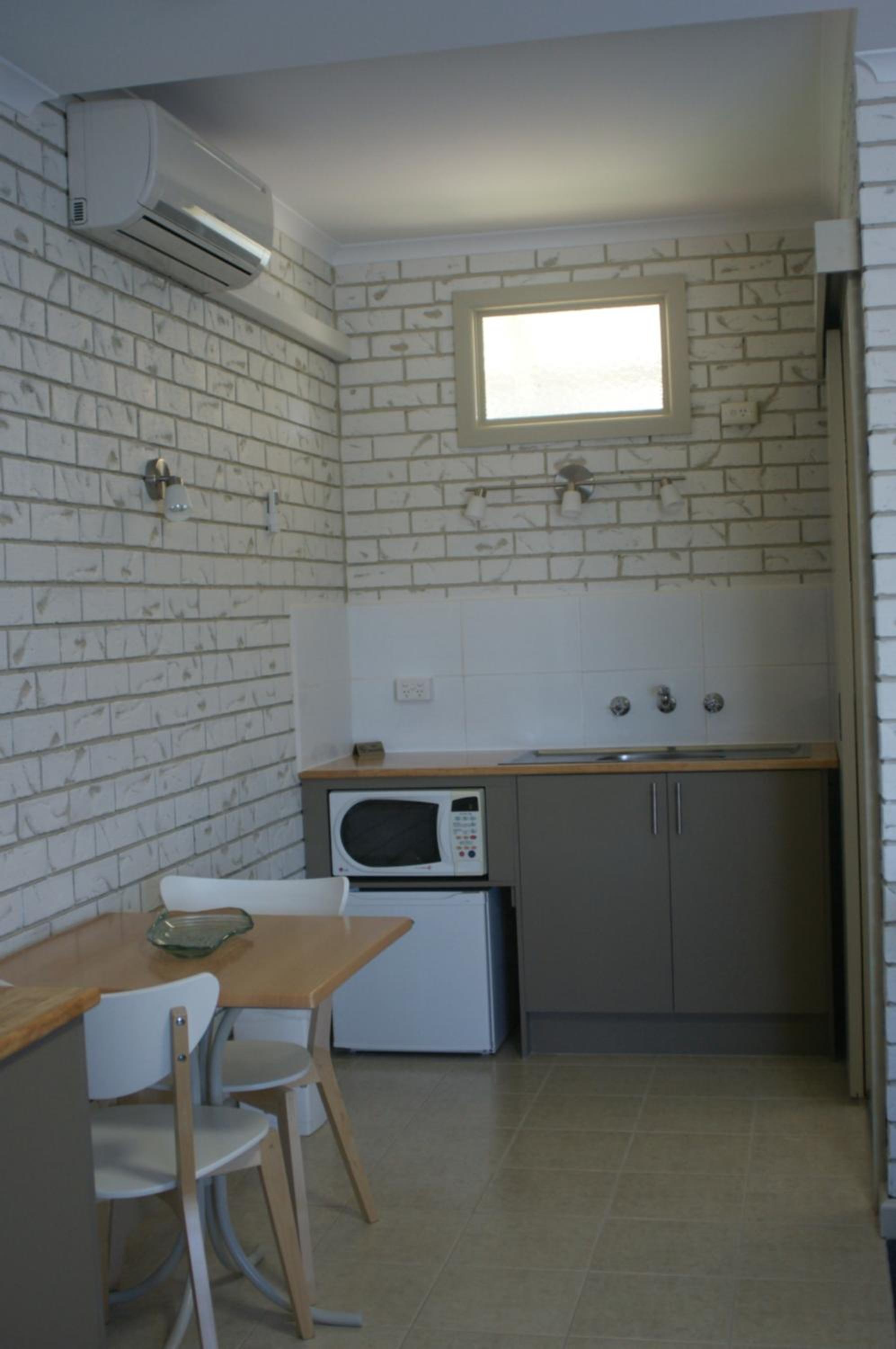 Large Queen Room - Photo 16