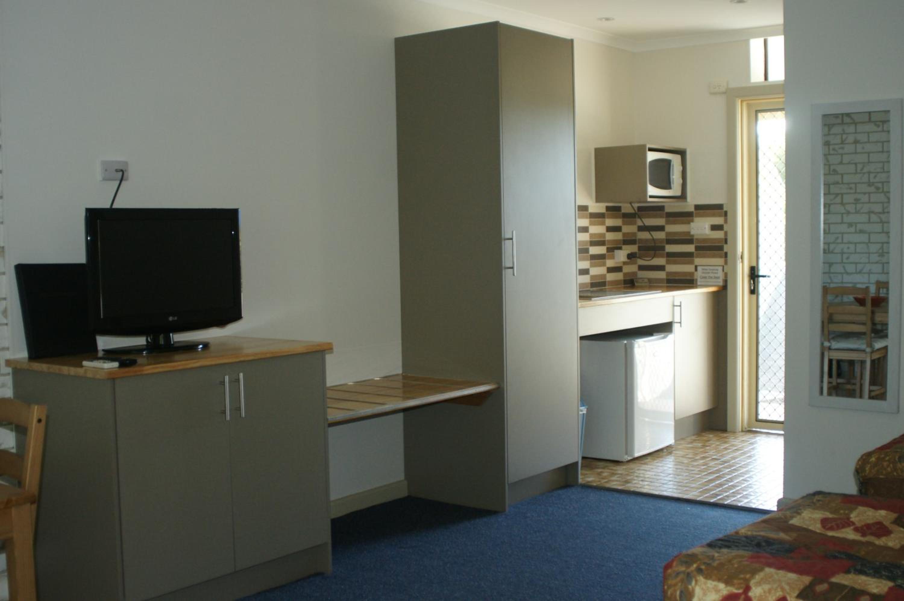 Family Room - Photo 2