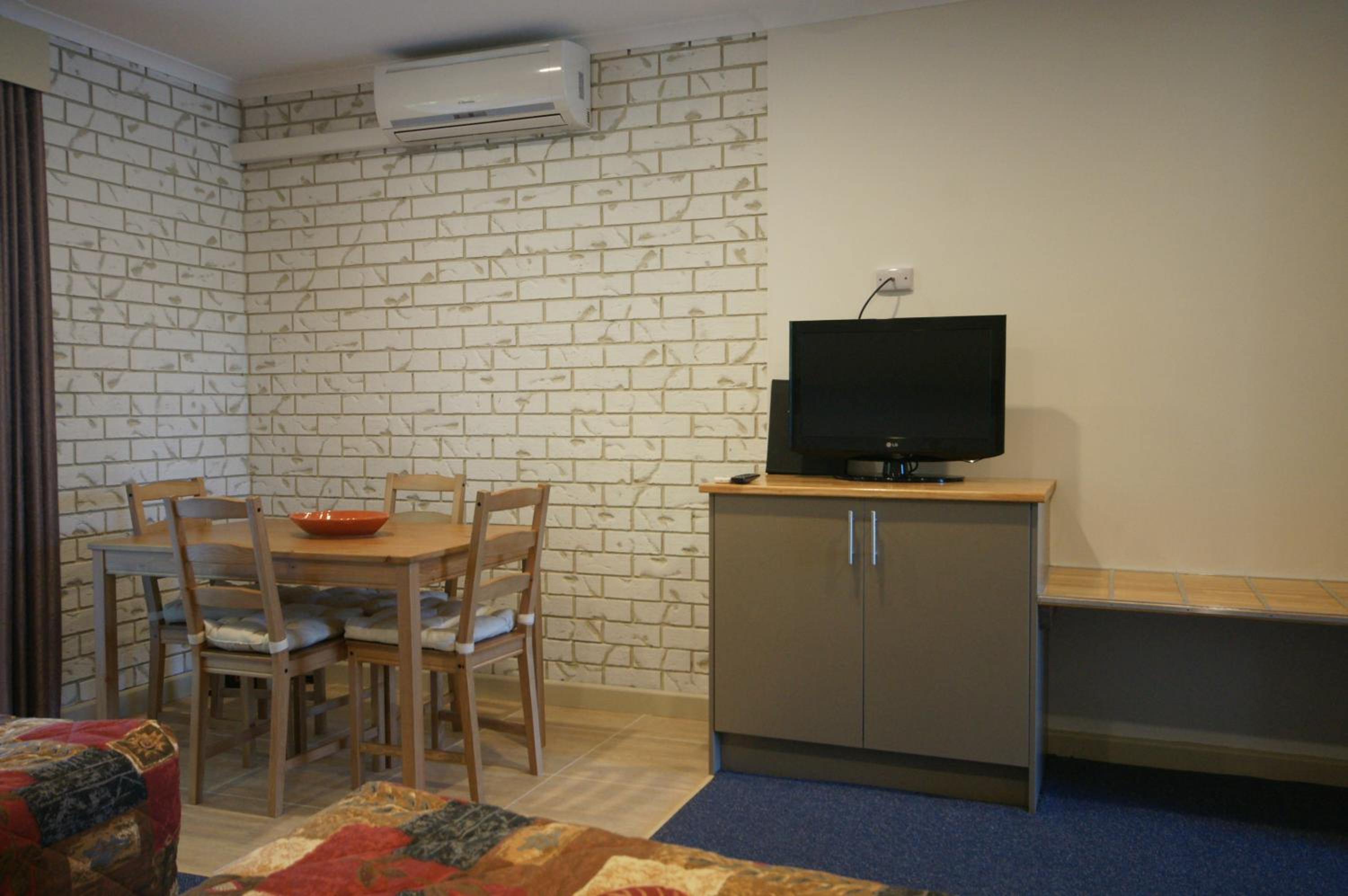 Family Room - Photo 9