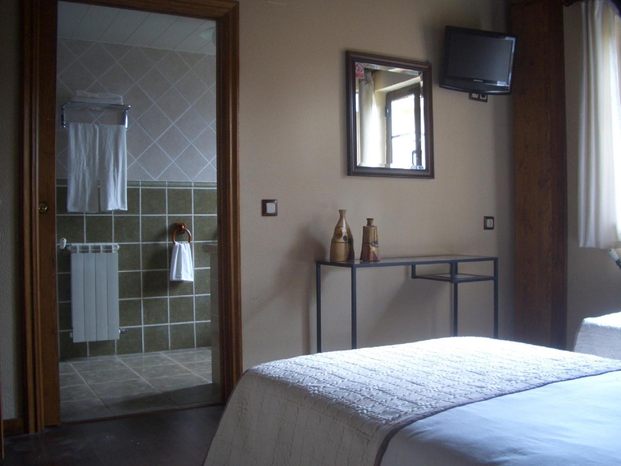 Twin Room with Private Bathroom photo 2