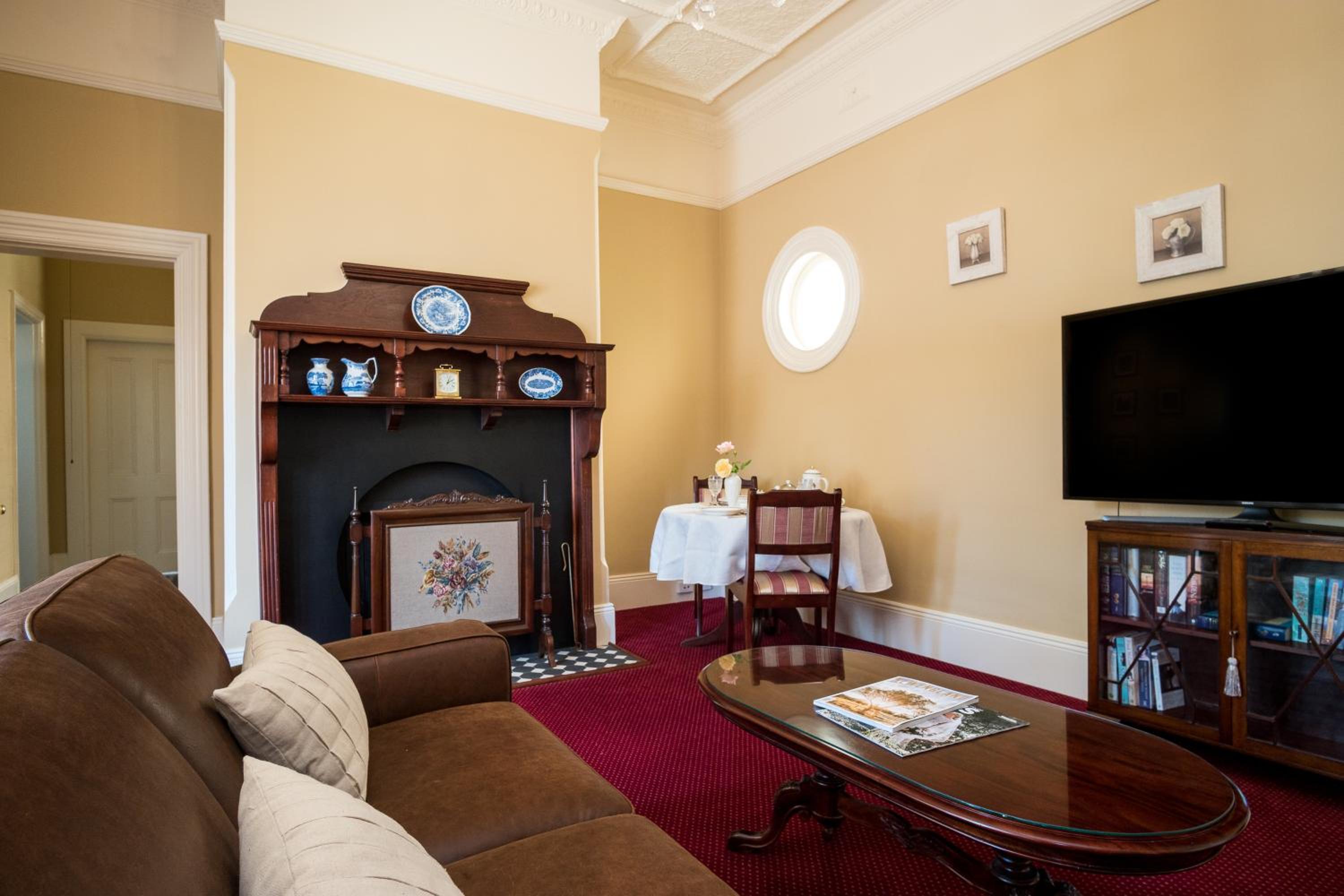 Deluxe Queen Suite photo 3