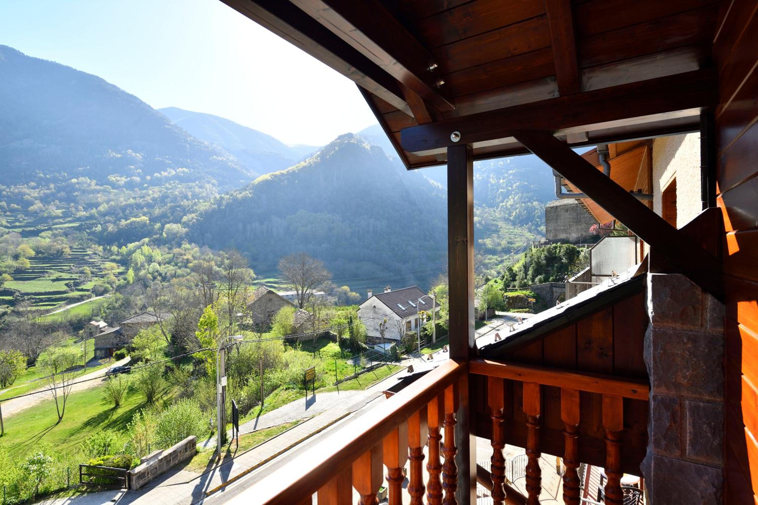 Deluxe Queen Room with Balcony photo 3