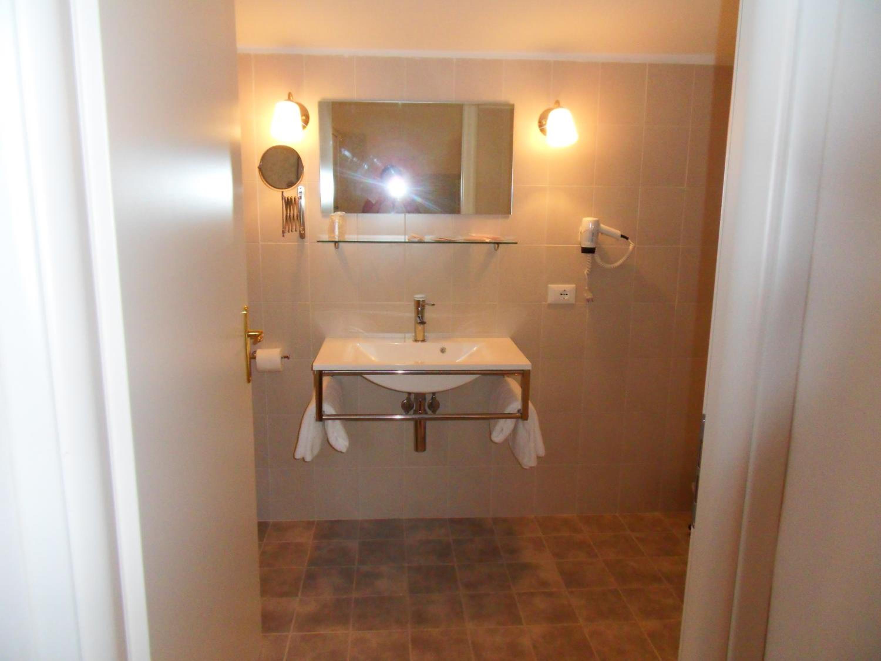 Suite - Photo 5
