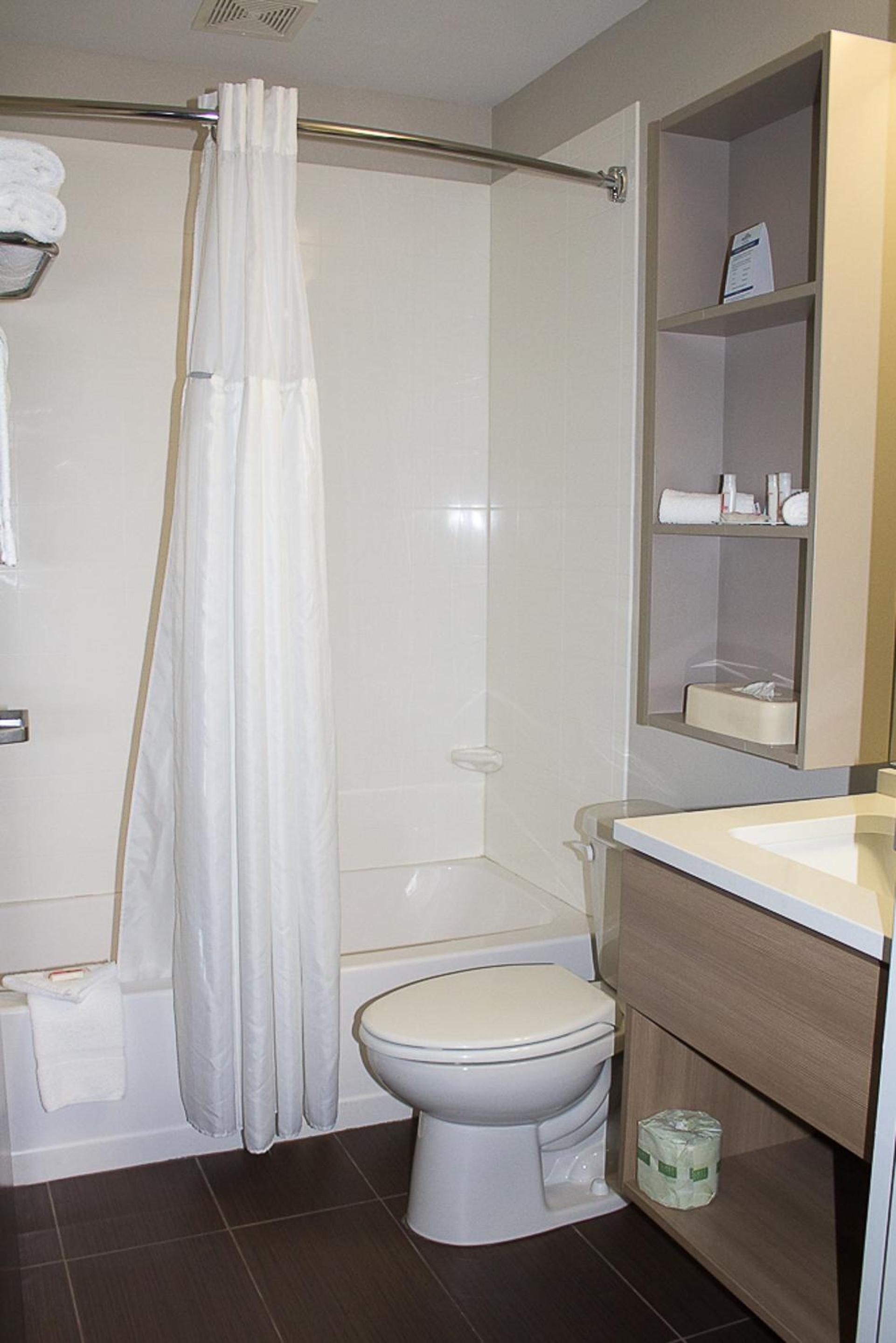 Queen Suite - Non-Smoking - Photo 3