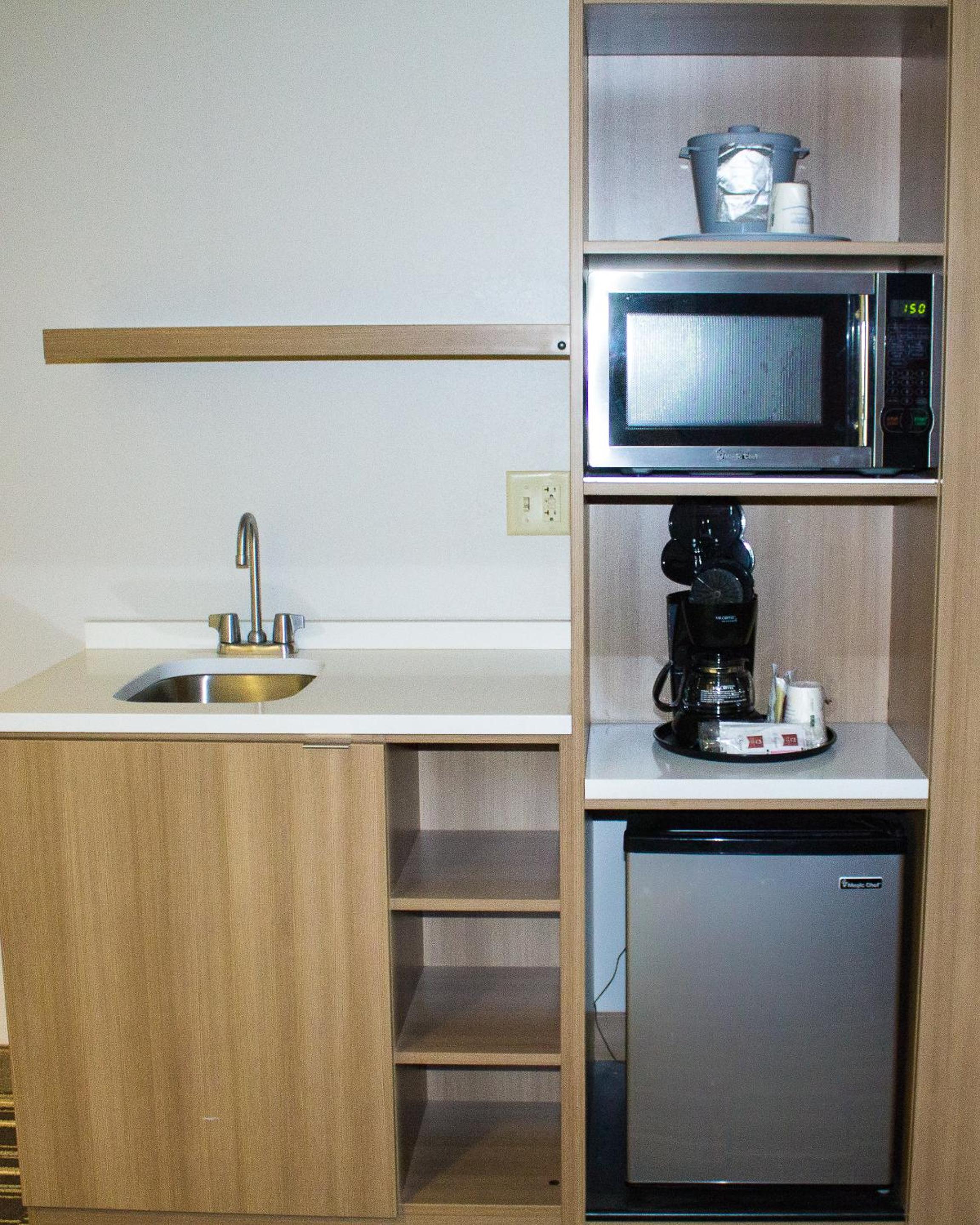 Queen Suite - Non-Smoking - Photo 4