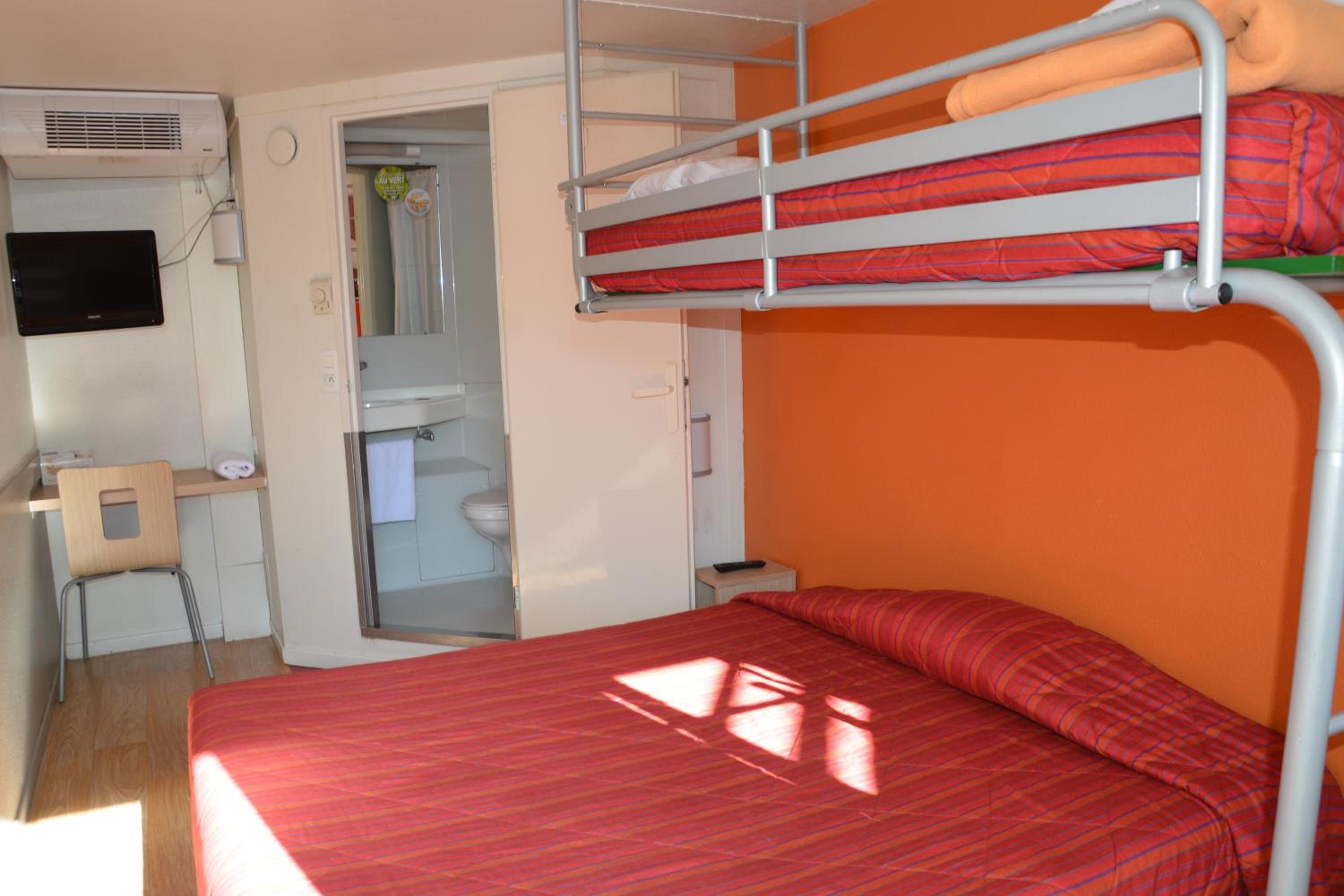 Standard Queen Room with One Bunk Bed - Photo 1