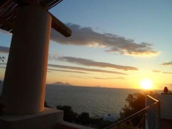 Double or Twin Room with Partial Sea View photo 3