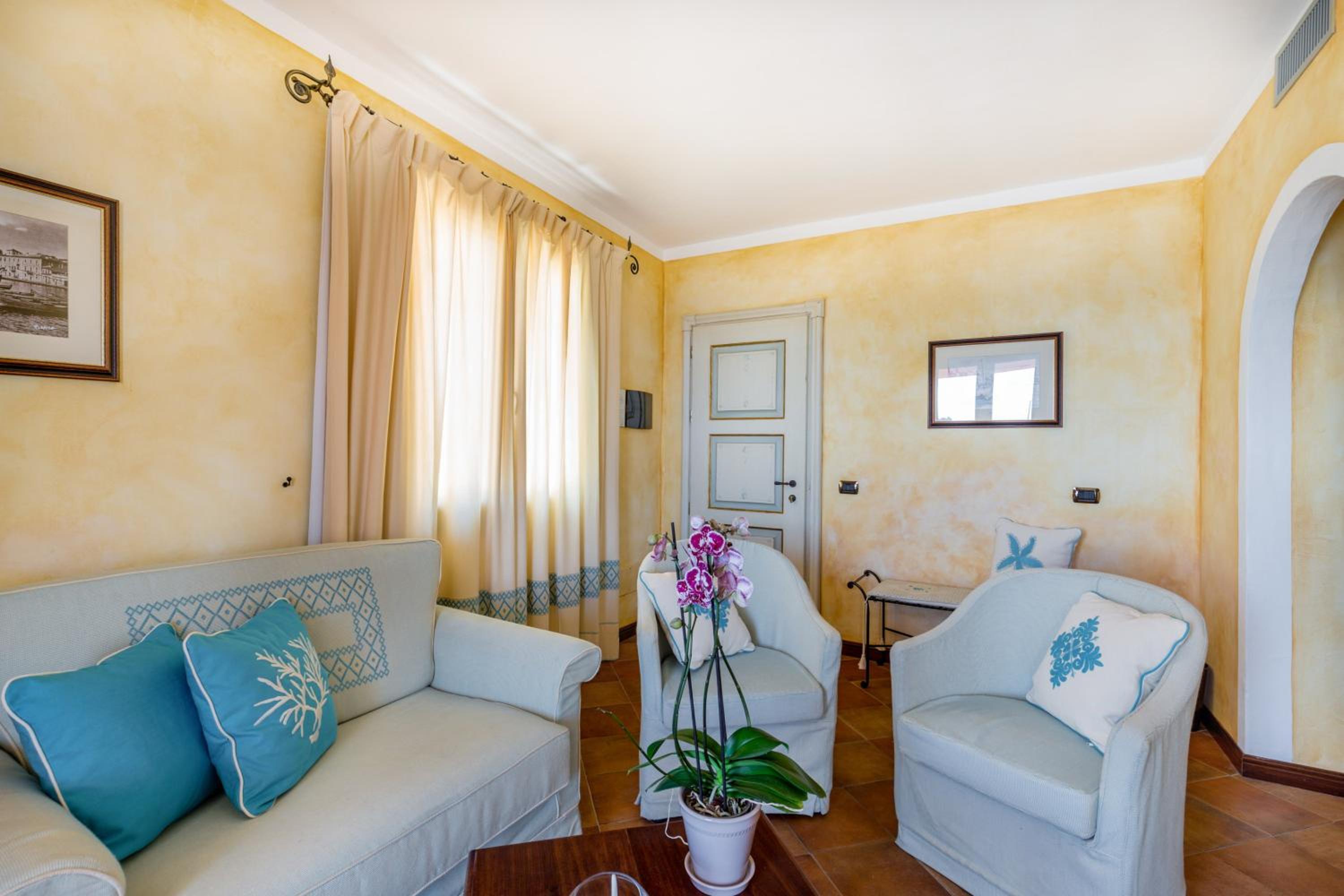 Deluxe Suite with Sea View - Photo 4
