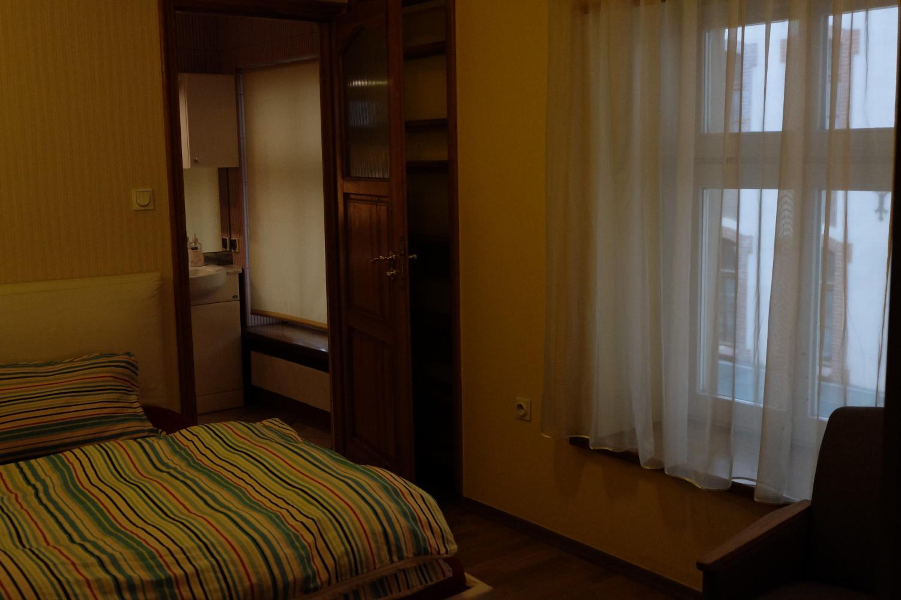 Budget Double Room - Photo 6