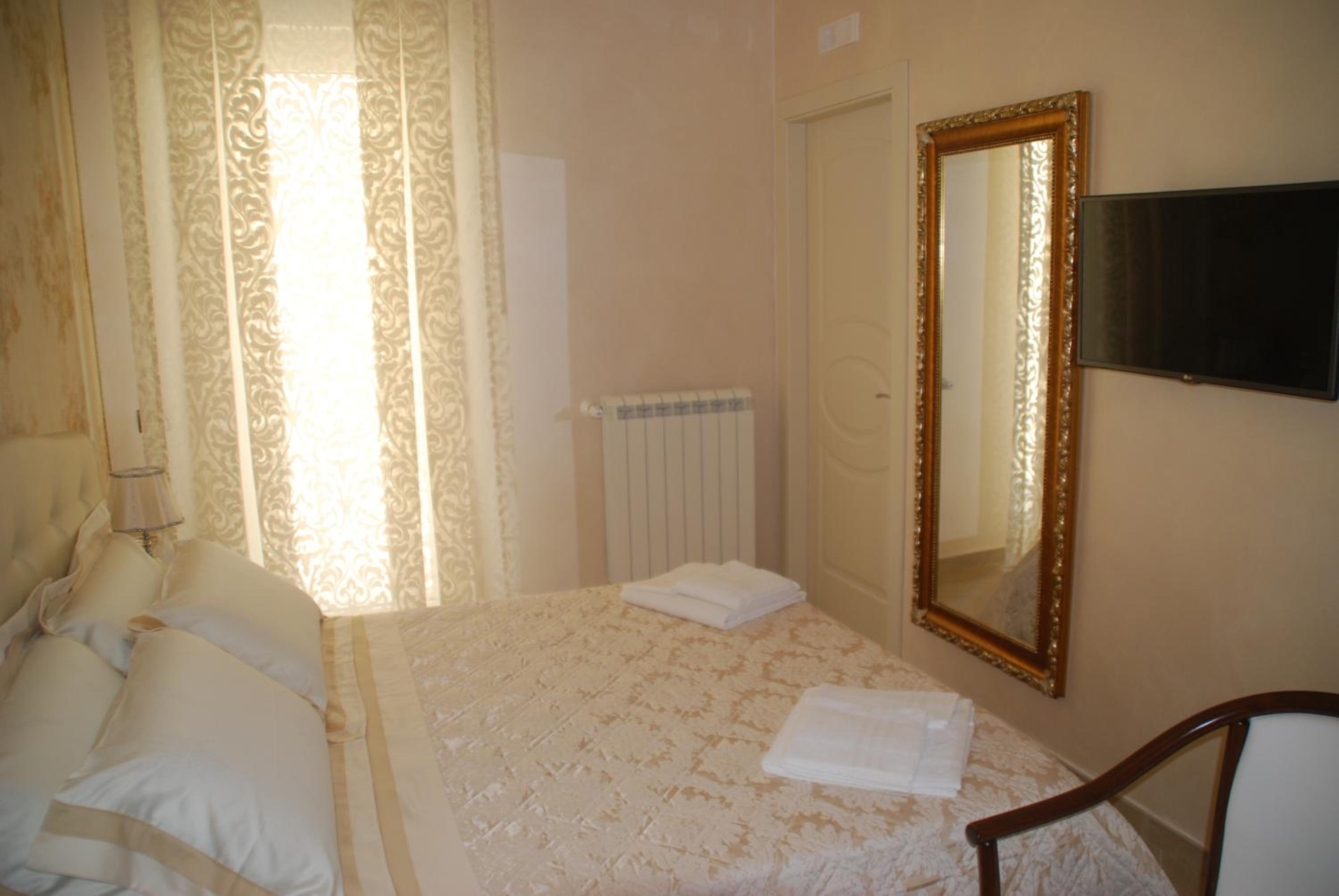 Deluxe Double Room with Balcony photo 1