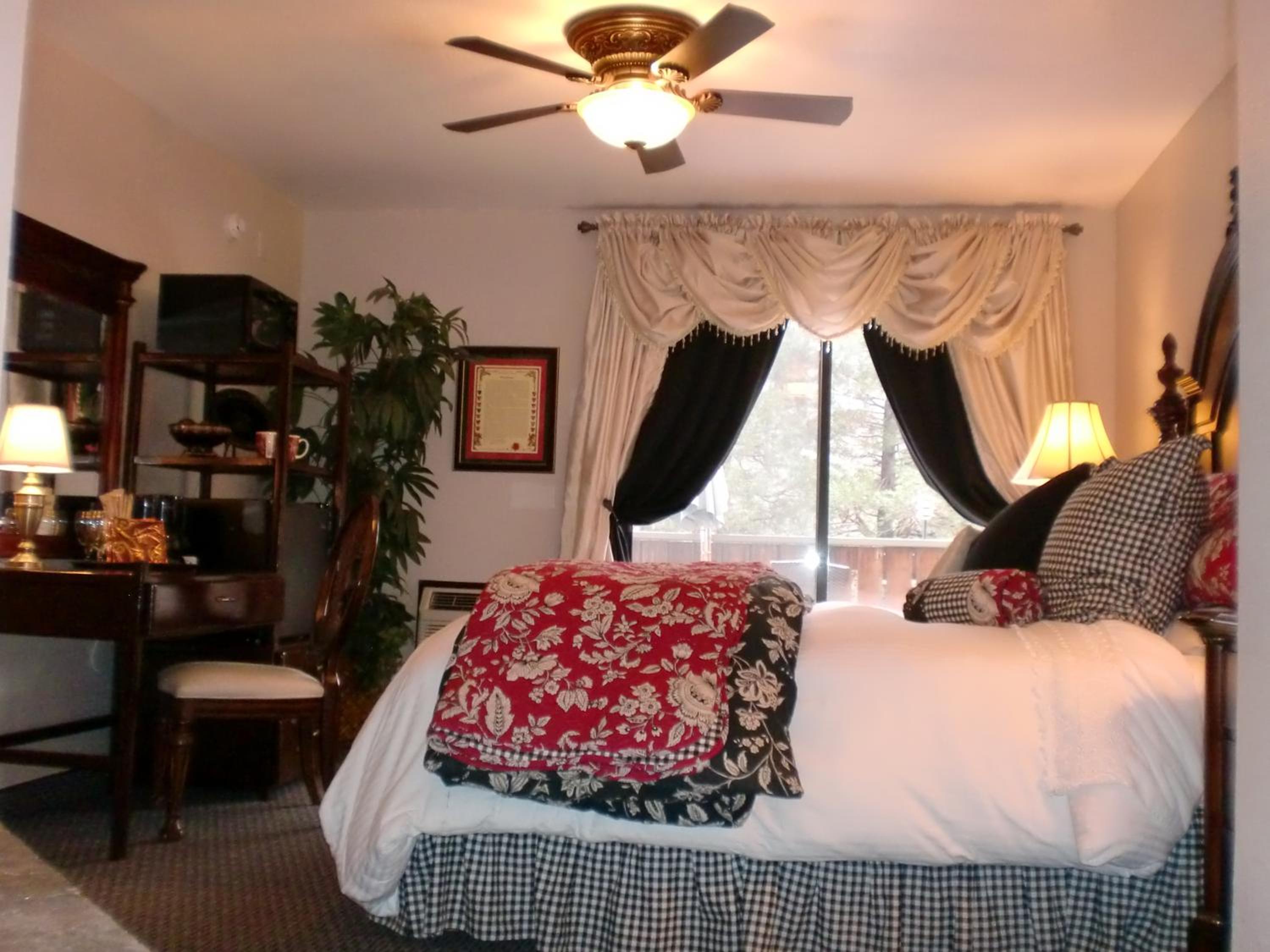 Superior King Room with Fireplace photo 3