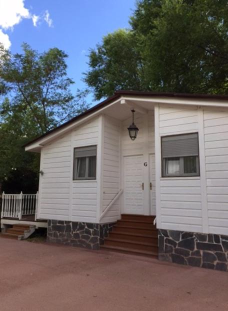 Two-Bedroom Bungalow (1-8 Adults) - Photo 8