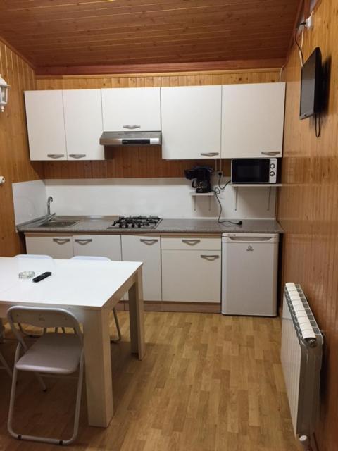 Two-Bedroom Bungalow (1-8 Adults) - Photo 3