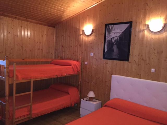 Two-Bedroom Bungalow (1-8 Adults) - Photo 9