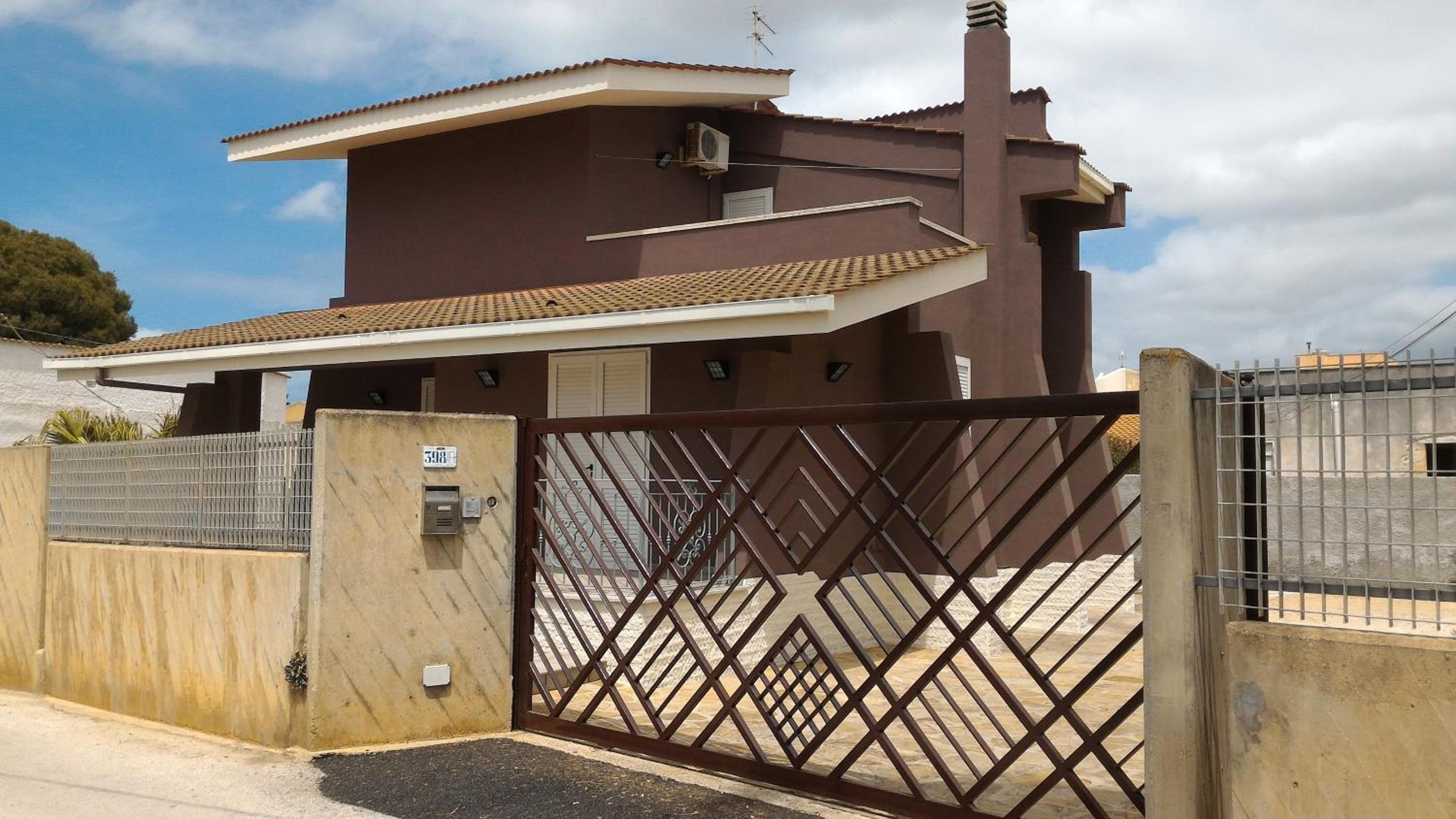 Three-Bedroom House photo 3