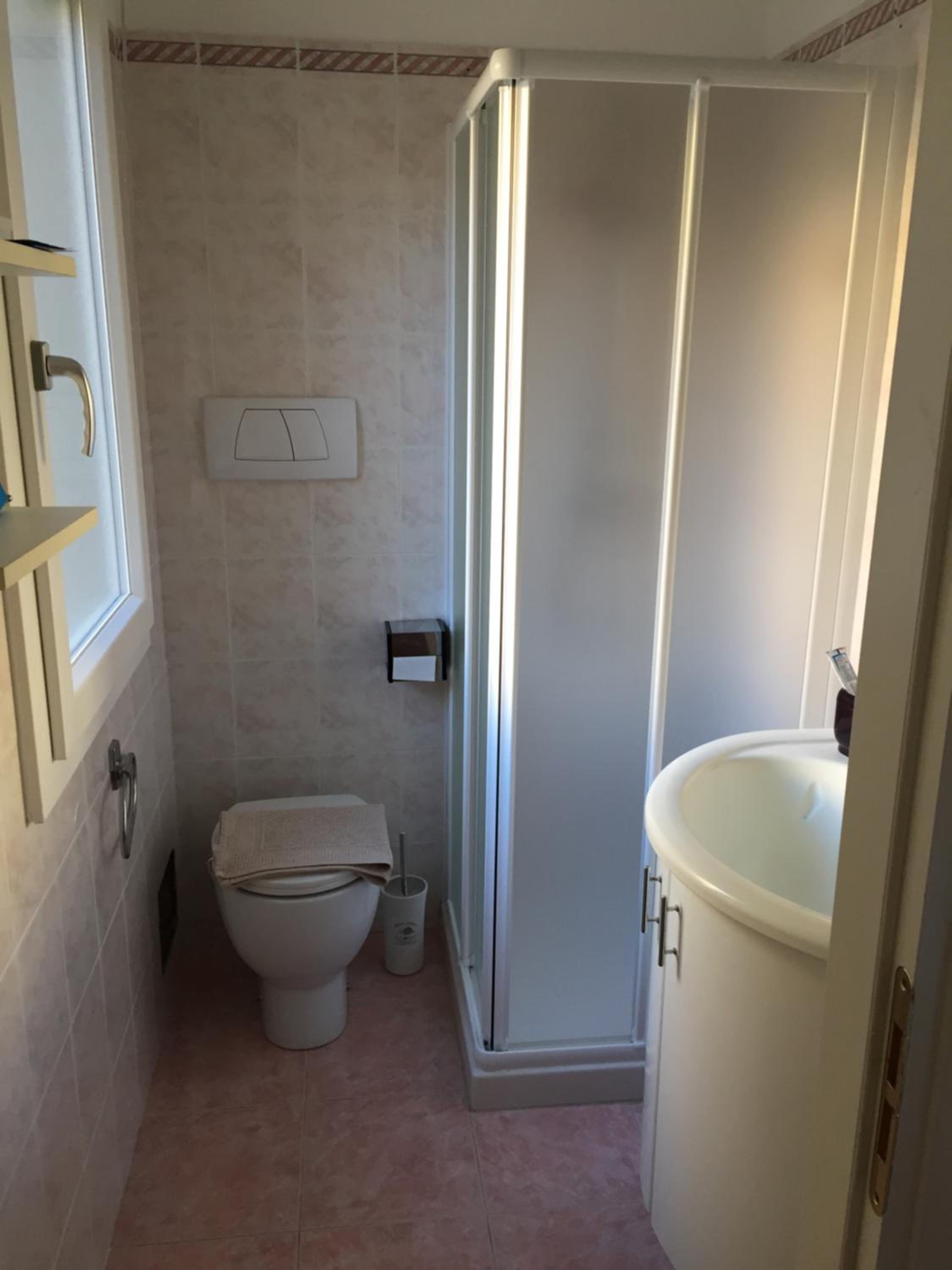 Double Room with Private Bathroom - Photo 8