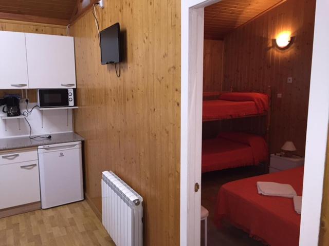 Two-Bedroom Bungalow (1-8 Adults) - Photo 4