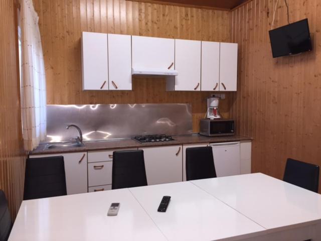 Two-Bedroom Bungalow (1-8 Adults) - Photo 2