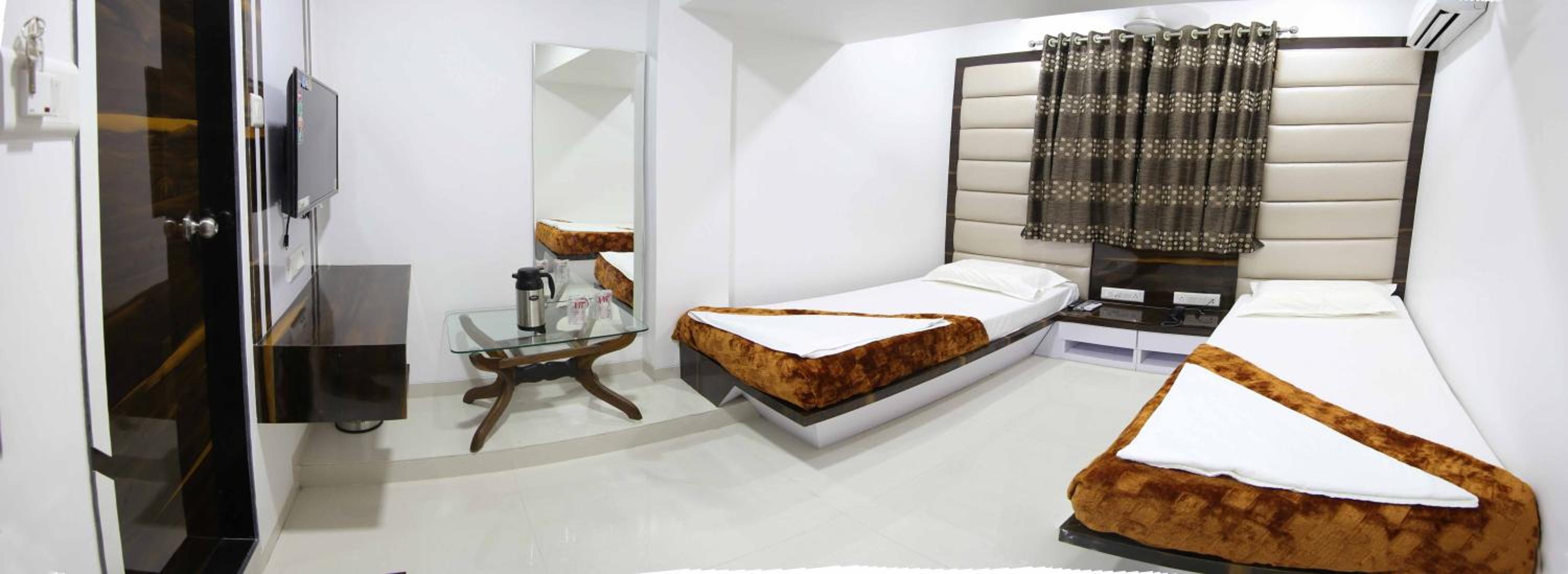 Executive Double Room Non AC - Photo 3
