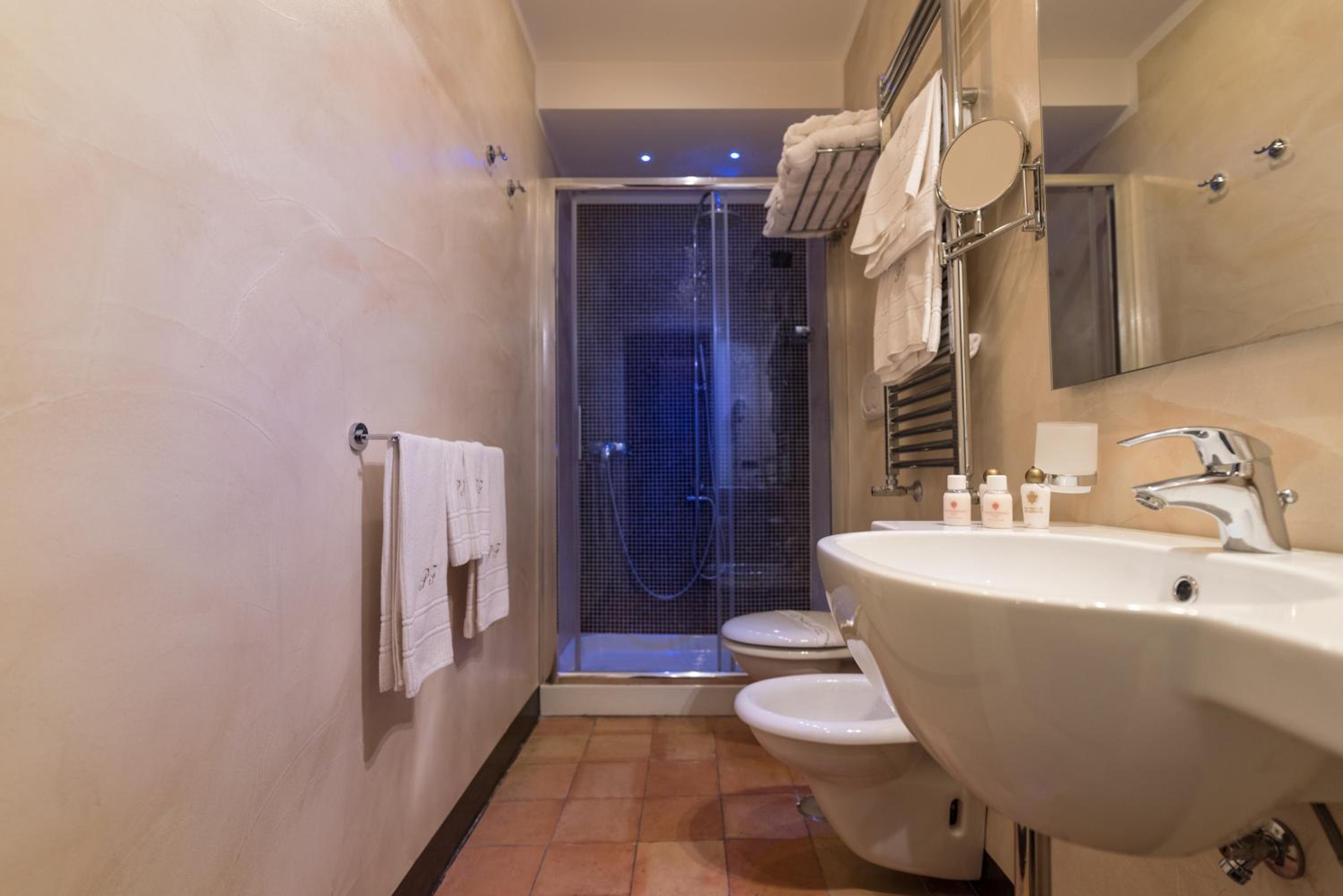 Superior Triple Room with Sea View and Spa Bath - Photo 12
