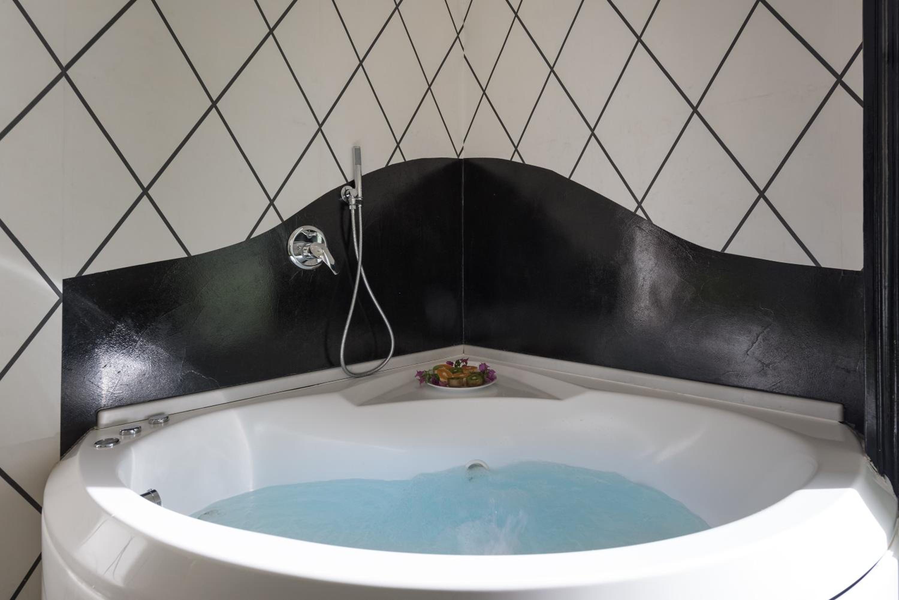 Superior Triple Room with Sea View and Spa Bath - Photo 13