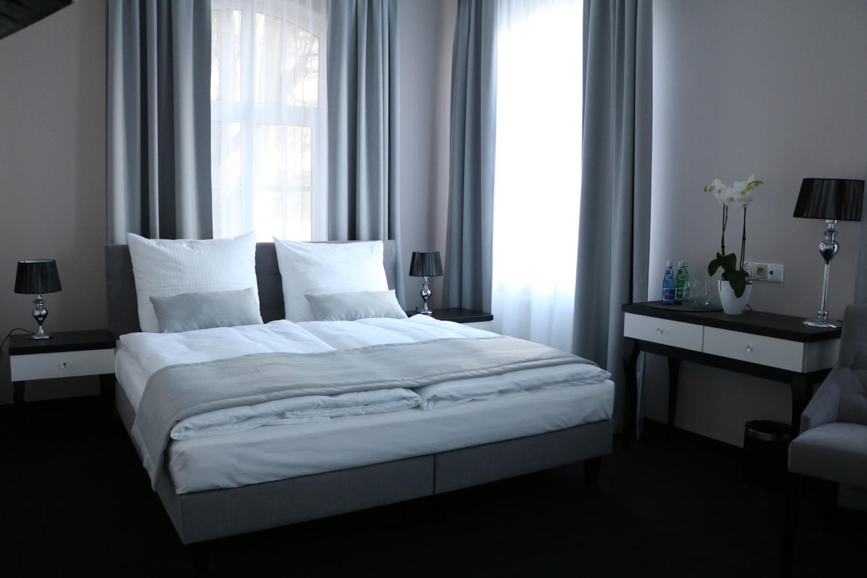 Deluxe Double Room with Bath - Photo 3