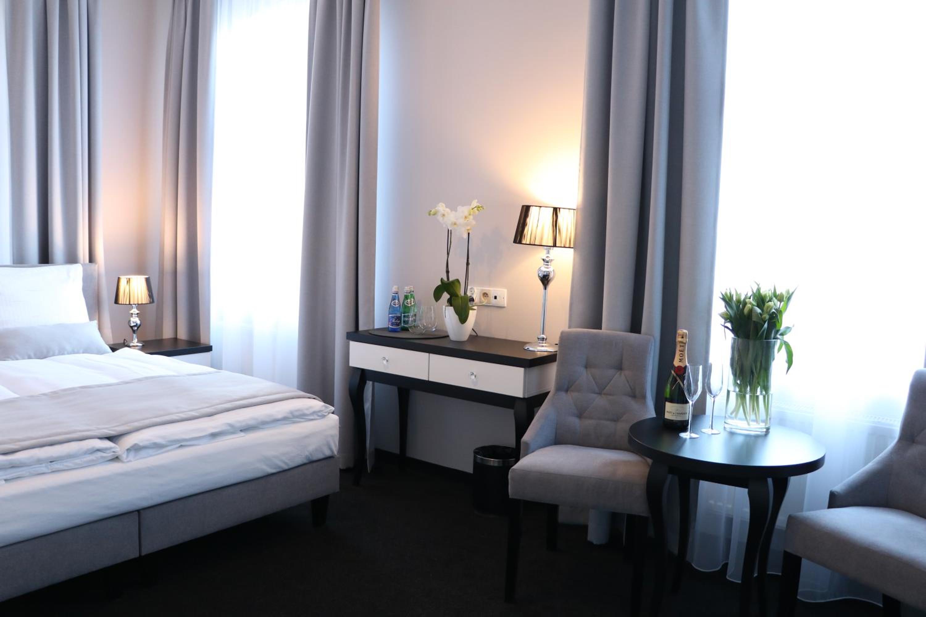 Deluxe Double Room with Bath - Photo 1
