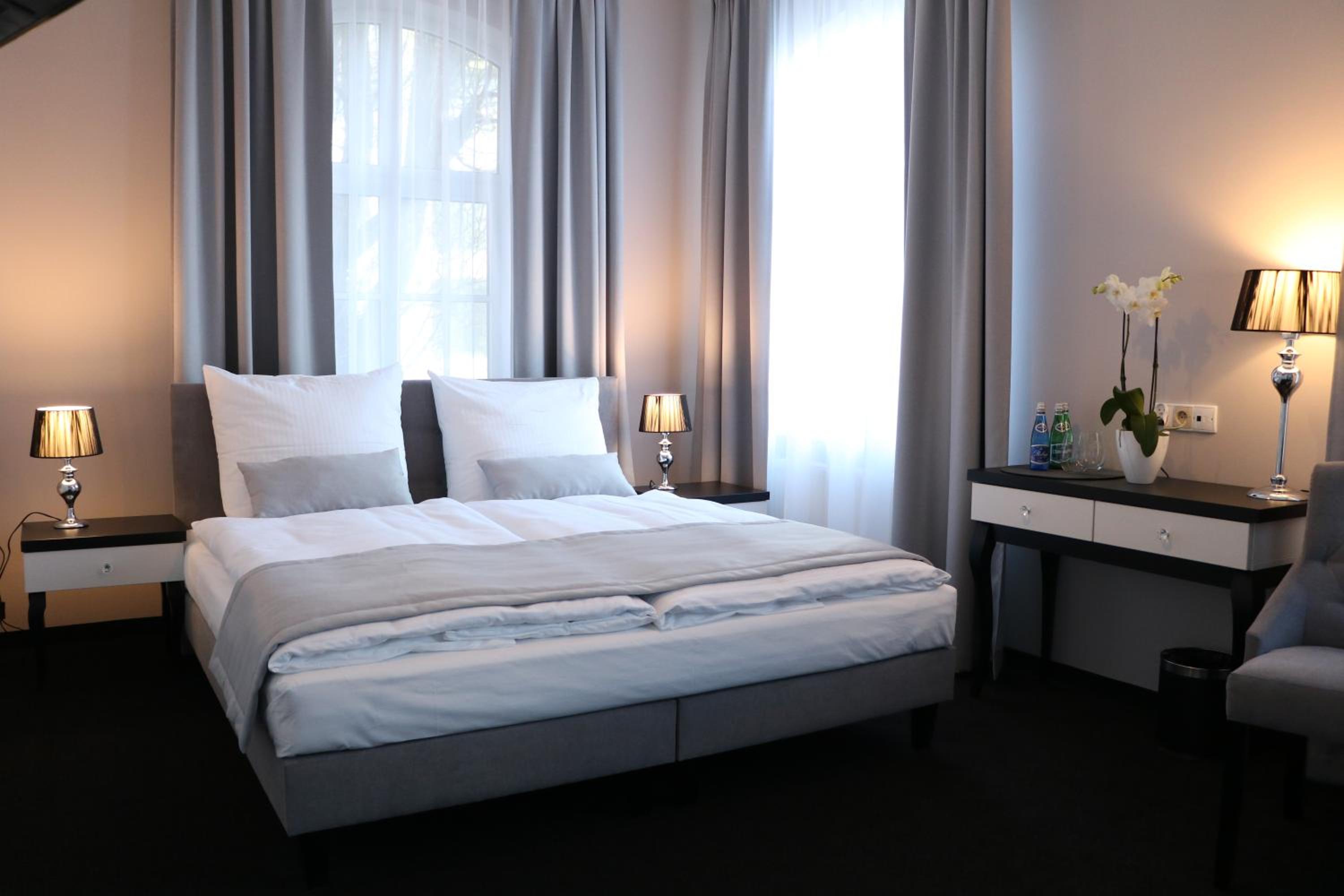 Deluxe Double Room with Bath - Photo 6