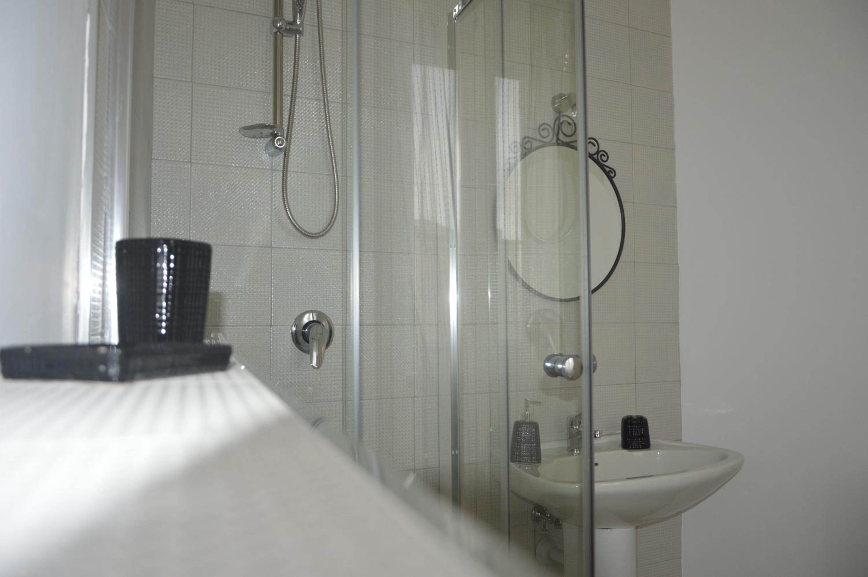 Double Room with Private Bathroom - Photo 5