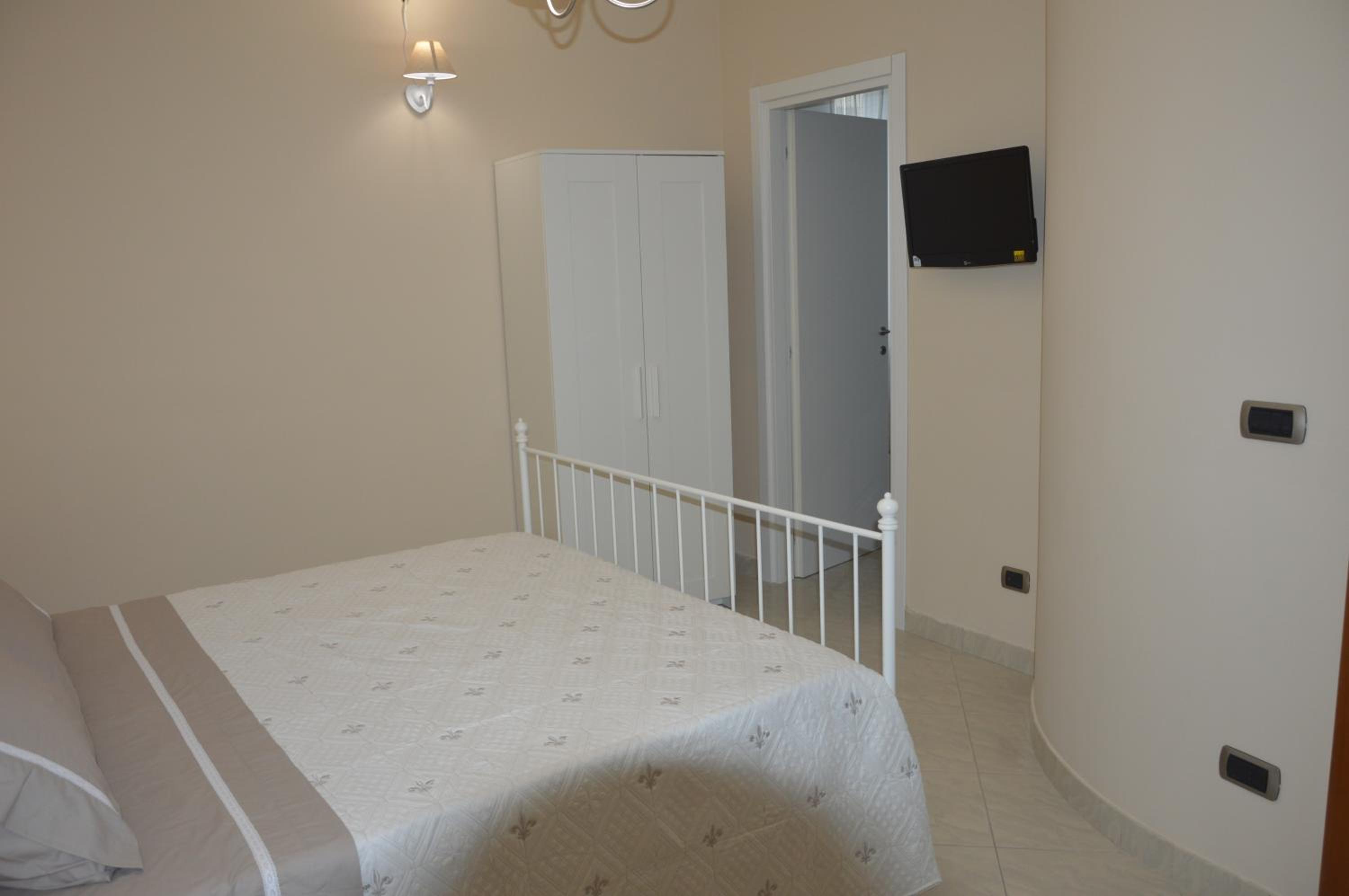 Double Room with Private Bathroom - Photo 9