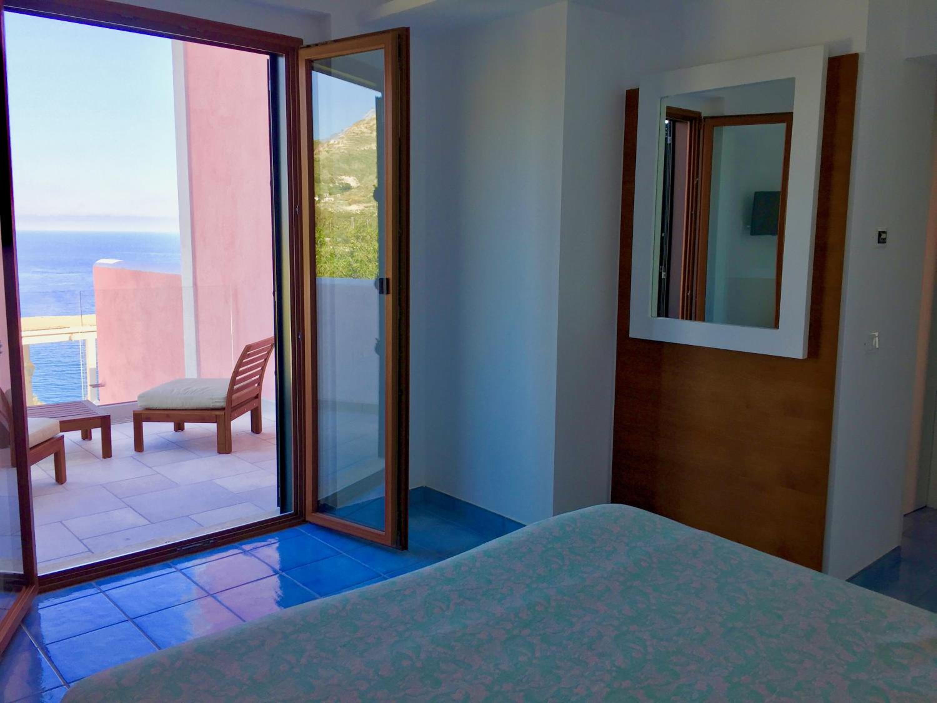 Deluxe Double Room with Sea View - Photo 12