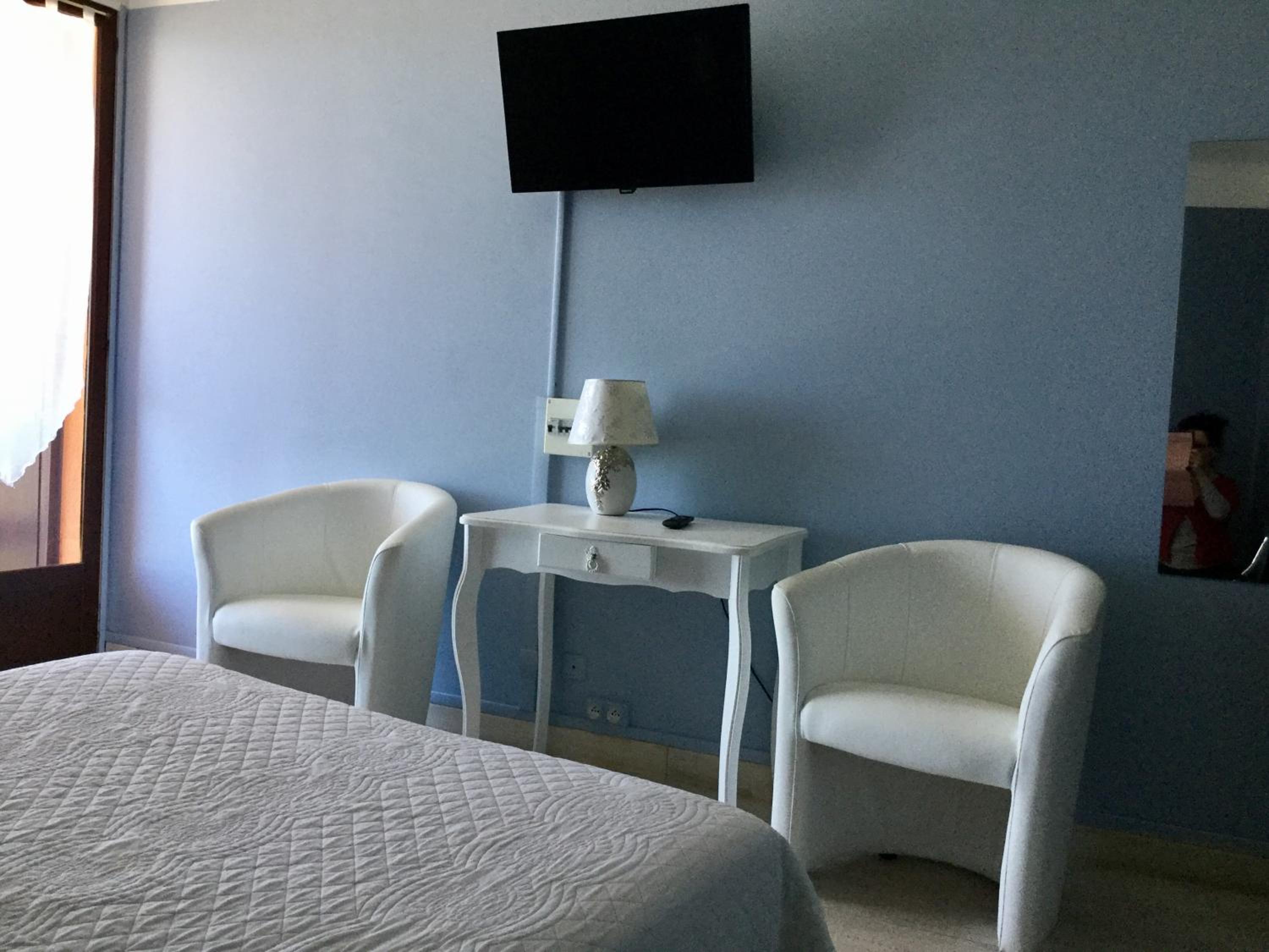 Double or Twin Room with Terrace and Sea View - Photo 7