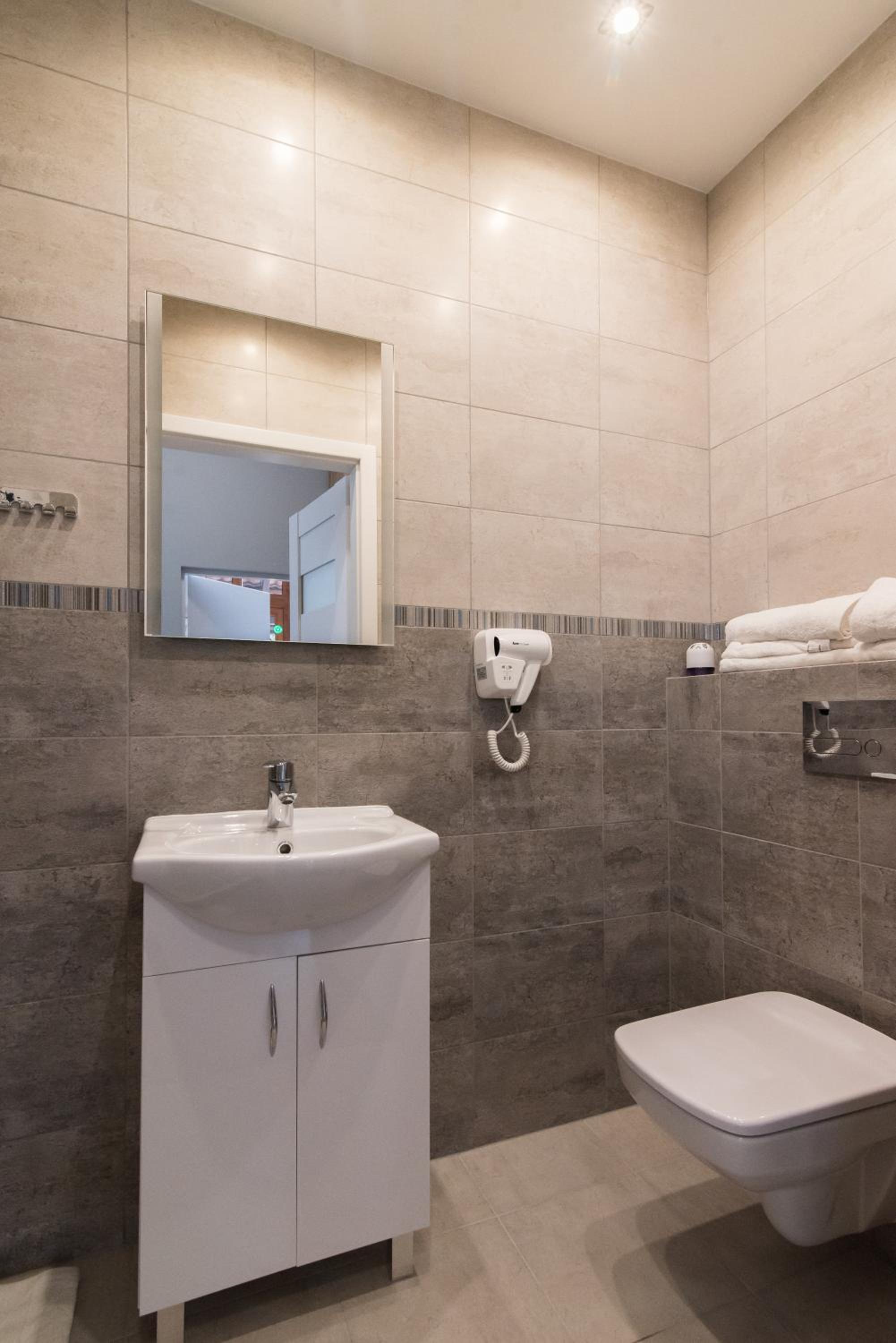 Quadruple Room with Private Bathroom photo 3