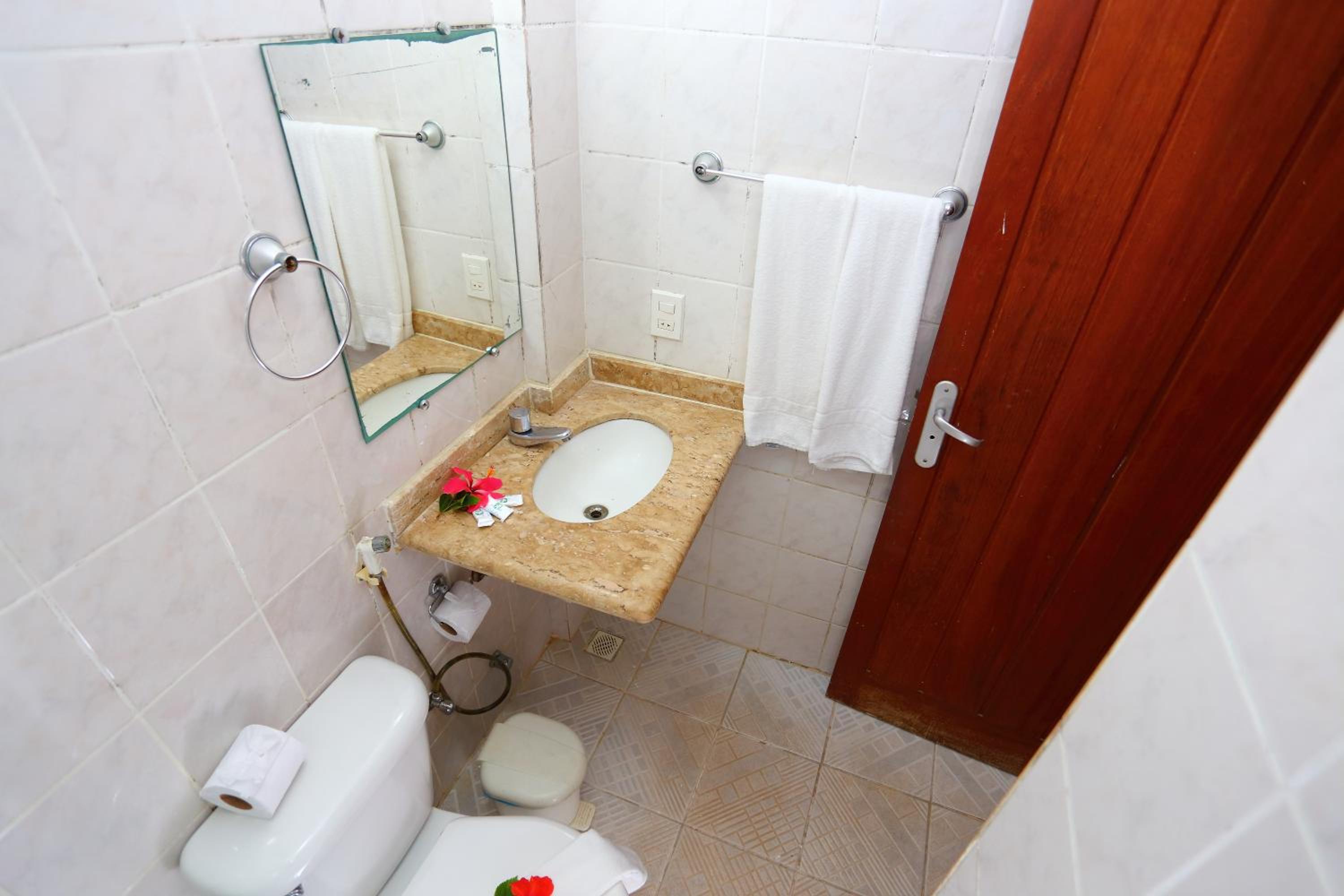 Economy Triple Room photo 3