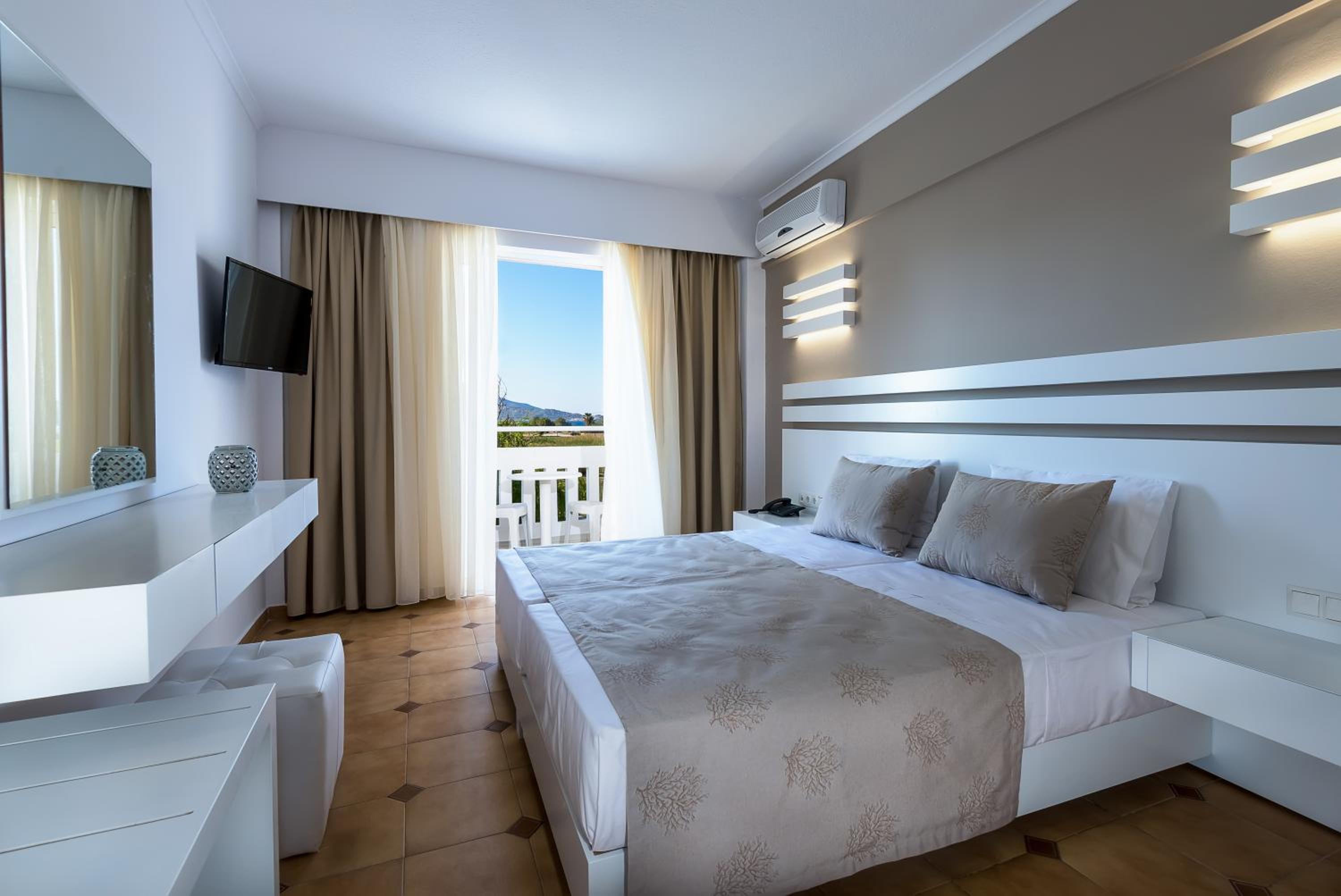 Standard Double or Twin Room - Photo 8