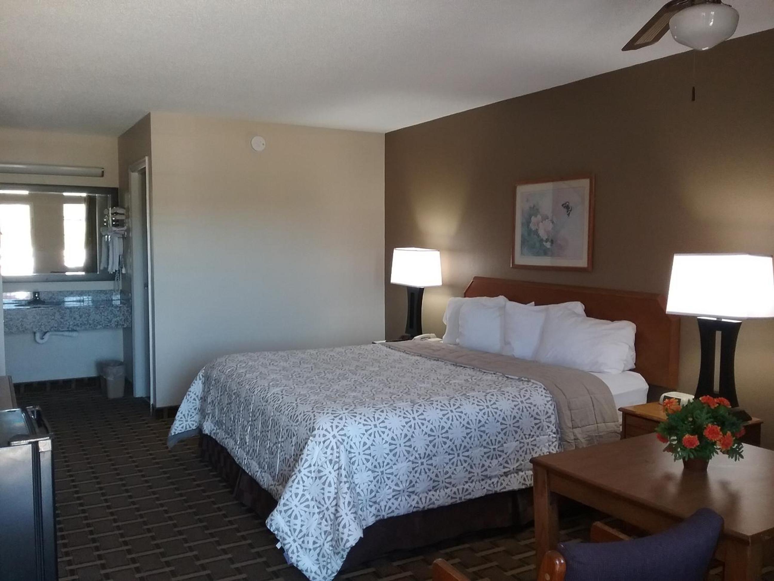 King Room - Non-Smoking - Photo 1