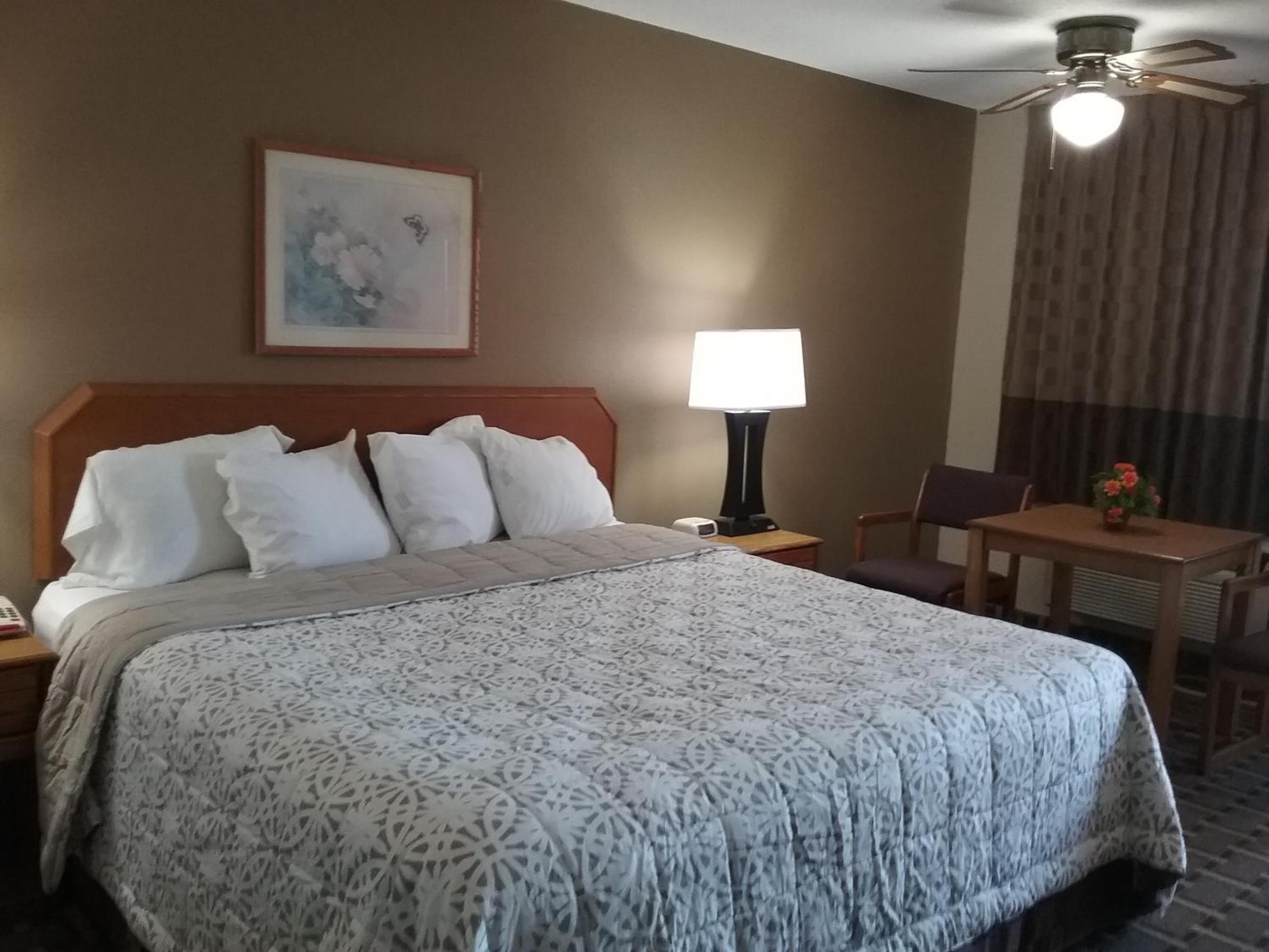 King Room - Non-Smoking - Photo 2